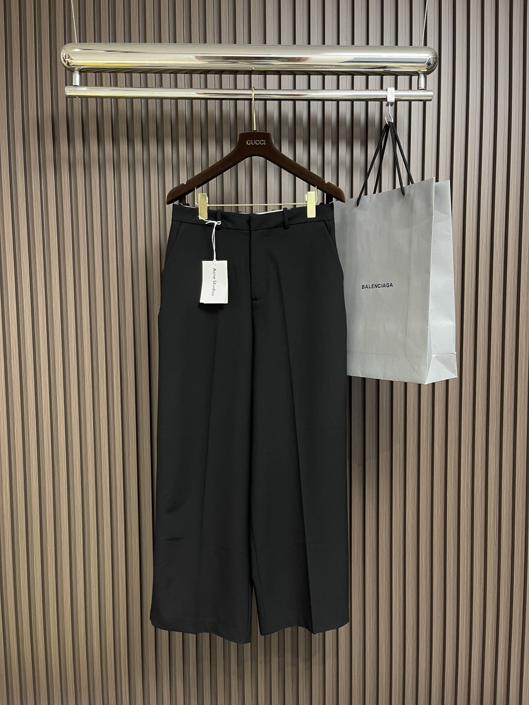 NO:141560,acne studio silhouette straight-leg casual trousers, straight-leg silhouette trousers!  The fabric is made of 30 fine imitation wool   man cotton   spandex blend, which can be machine washed and cannot be pilled. All three standards are customized. The luxury OEM brand lampo!!  Bifold front and rear three-dimensional tailoring, side seam slogan lines, all handmade!  !  A pair of pants will take 50 minutes to fit any body shape and any commuting occasion. The upper body will not be very big!  !!  Highly recommended for men with quality needs, must-have!  !Size 44-46-48,,acne studios,dior,alexander wang19860909acne studio 廓形直筒休闲西裤,直筒廓形西裤 ！面料采用30精仿羊毛＋人棉＋氨纶混纺,可机洗不起球,三标全部订做,拉链用的奢侈品代工御用品牌lampo!！前后双折立体剪裁,侧缝标语线,需要全手工！！一条裤子就要做50分钟,适配任何身材,任何通勤场合的需要,微阔版型上身不会很大！!！强烈推荐有品质需求的男士,必入款！!尺码44-46-48,,acne studios,dior,alexander wang,Men's clothing