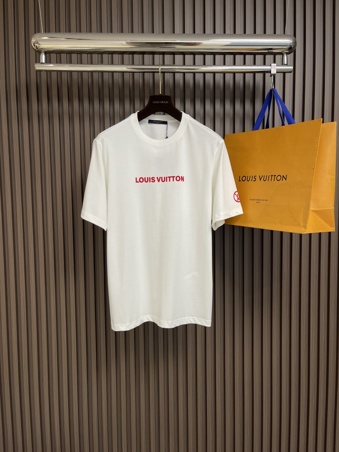 NO:141537,LV  The red letter logo short-sleeved T-shirt has become a common choice for many trendy enthusiasts with its bright colors and simple but stylish style. This clothing uses classic red letter elements and outlines a personalized pattern with simple lines, which not only highlights the wearer's unique taste, but also serves as a low-key fashion statement. The tailoring design of the same style of men and women fully considers the characteristics of different genders, ensuring the comfort and beauty of the style. Whether it is a matching  Casual pants or elegant skirts, the same style as men and women in red letters can be easily controlled, adding a touch of bright color to your overall look. In addition, the selected high-quality fabrics are not only soft and comfortable to touch, but also have good breathability and wear resistance, allowing you to enjoy fashion while feeling considerate wearing experience. Whether it is daily travel or party dates, this same style as men and women in red letters can make you the focus of the crowd and show your personality. Size XS-L,,louis  vuitton, skirts, T-shirt, tees, t-shirt, alexander wang19860909LV 红色字母logo短袖T恤,以其鲜明的色彩与简约而不失时尚感的风格,成为了众多潮流爱好者的共同选择.这款服饰采用了经典的红色字母元素,以简约线条勾勒出个性图案,既彰显了穿着者的独特品味,又不失为一种低调的时尚宣言.其男女同款的剪裁设计,充分考虑了不同性别身材的特点,确保了穿着的舒适性与版型的美感.无论是搭配休闲裤装还是优雅裙装,红字母男女同款都能轻松驾驭,为你的整体造型增添一抹亮色.此外,精选的优质面料,不仅触感柔软舒适,更具有良好的透气性与耐磨性,让你在享受时尚的同时,也能感受到贴心的穿着体验.无论是日常出行还是聚会约会,这款红字母男女同款都能让你成为人群中的焦点,尽显个性风采.尺码XS-L,,louis vuitton,skirts,T-shirt,tees，t-shirt,alexander wang,Men's clothing