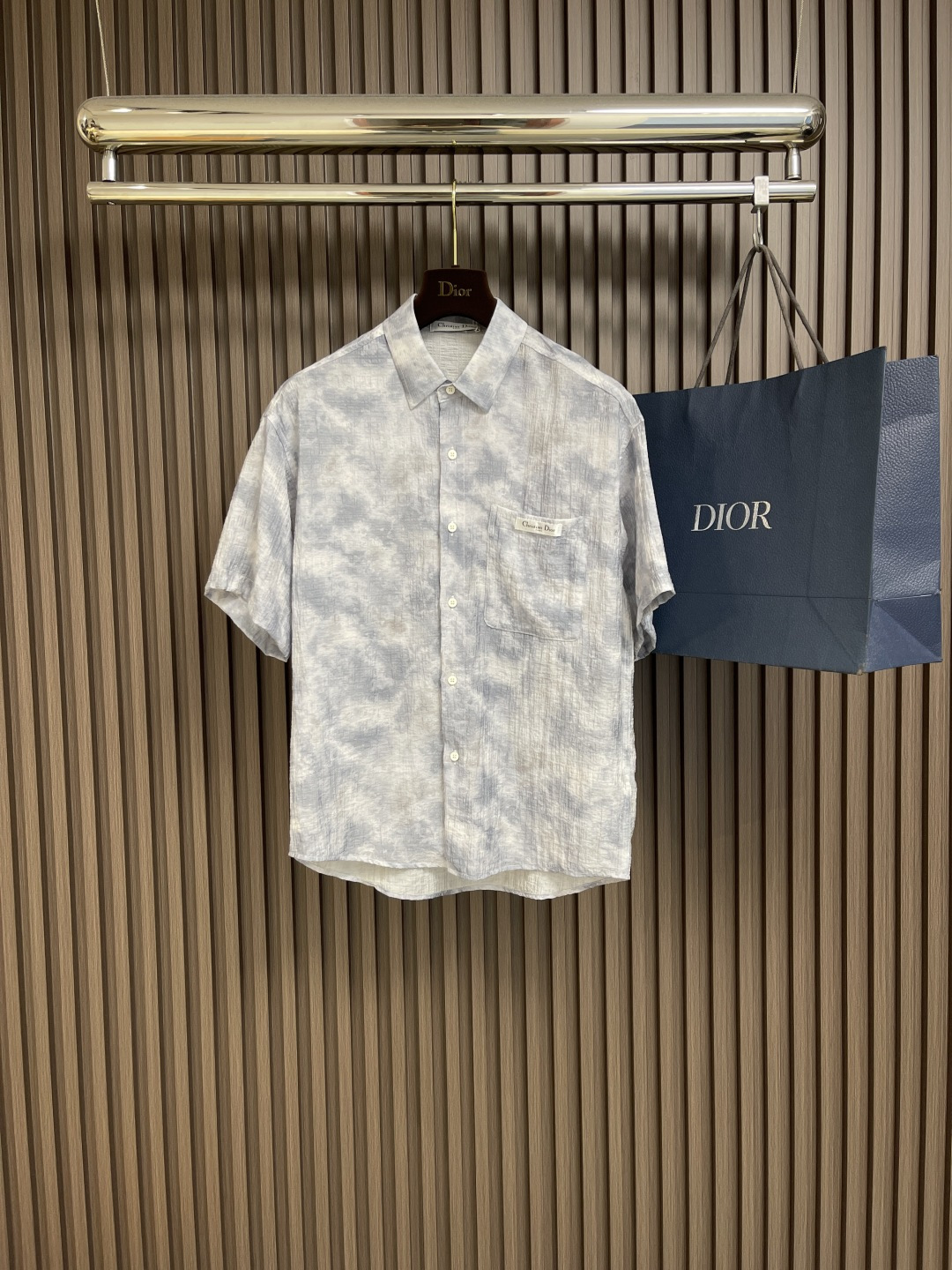 NO:141554,Dior 2025ss Spring and Summer New Style, Mist Printed Short Sleeve Shirt Shorts Set, The comfort of this fabric can be os style when worn, and it looks good for both men and women. The upper body is definitely a surprise!  Match series I really love one!  No matter how you wear it, there is no minefield!  Size M-XXL,,dior,shorts,shirts,T-shirt,alexander wang19860909Dior 2025ss春夏新款 迷雾印花短袖衬衫短裤套装,这个面料的舒适度 当穿都可os版型 男女穿都好看 上身绝对惊喜的一款！搭配系列 真的非常爱的一款！怎么穿都没有雷区！尺码M-XXL,,dior,shorts,shirts,T-shirt,alexander wang,Men's clothing