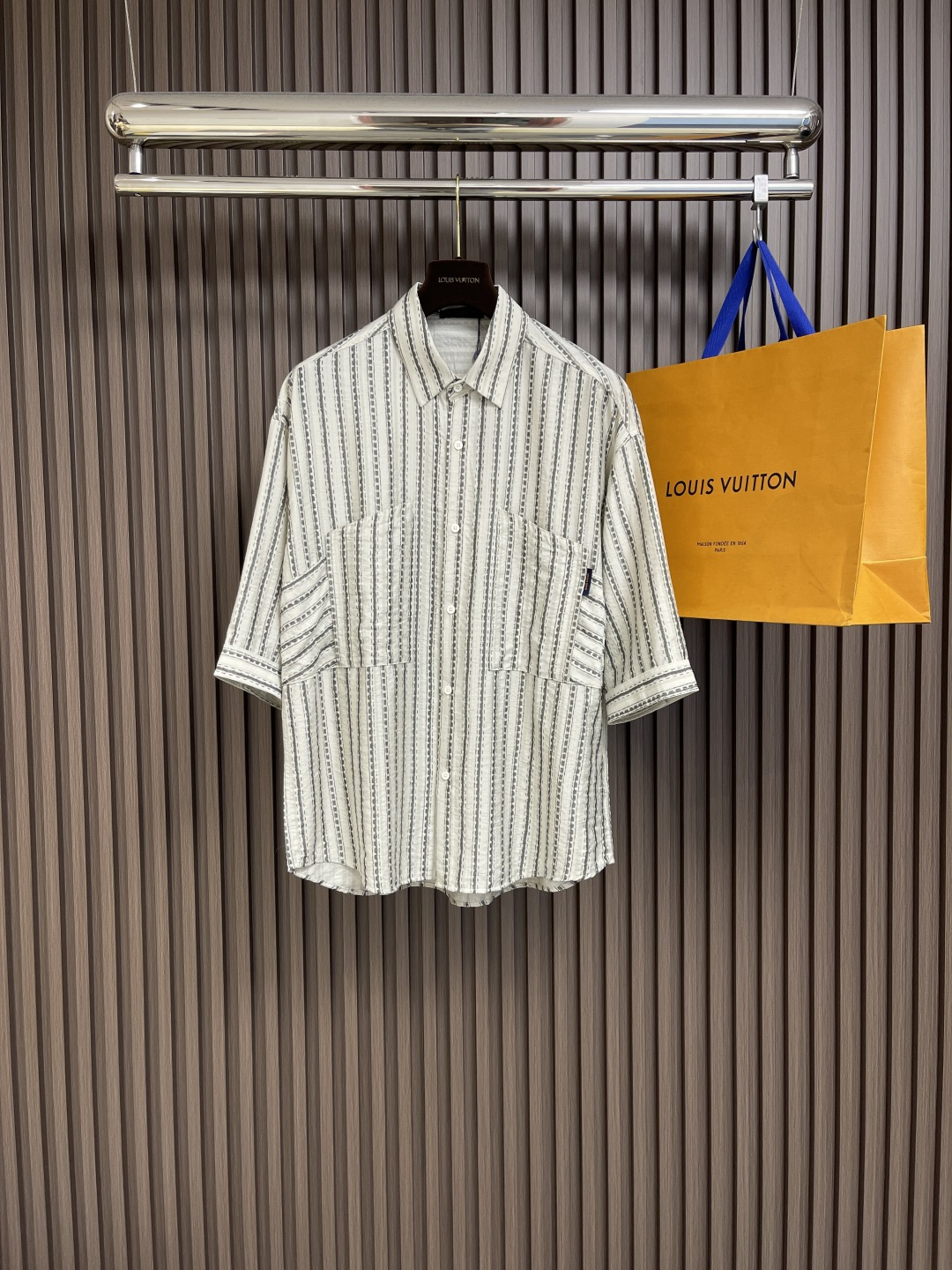 NO:141552,LV Spring and summer new catwalk loose short-sleeved shirt, new striped pattern interpretation, brand logo letter label, neat tailoring style interpretation of body style. Loose style, whether it is worn outside or inside, perfect details processing. Size M-XXL,,louis vuitton,shirts,T-shirt,alexander wang19860909LV 春夏新款走秀款宽松短袖衬衫 全新条纹图案演绎,品牌logo字母标签,利落剪裁版型演绎体闲风格.宽松版型,无论是外穿或内搭都非常有艺术感 完美细节处理.尺码M-XXL,,louis vuitton,shirts,T-shirt,alexander wang,Men's clothing