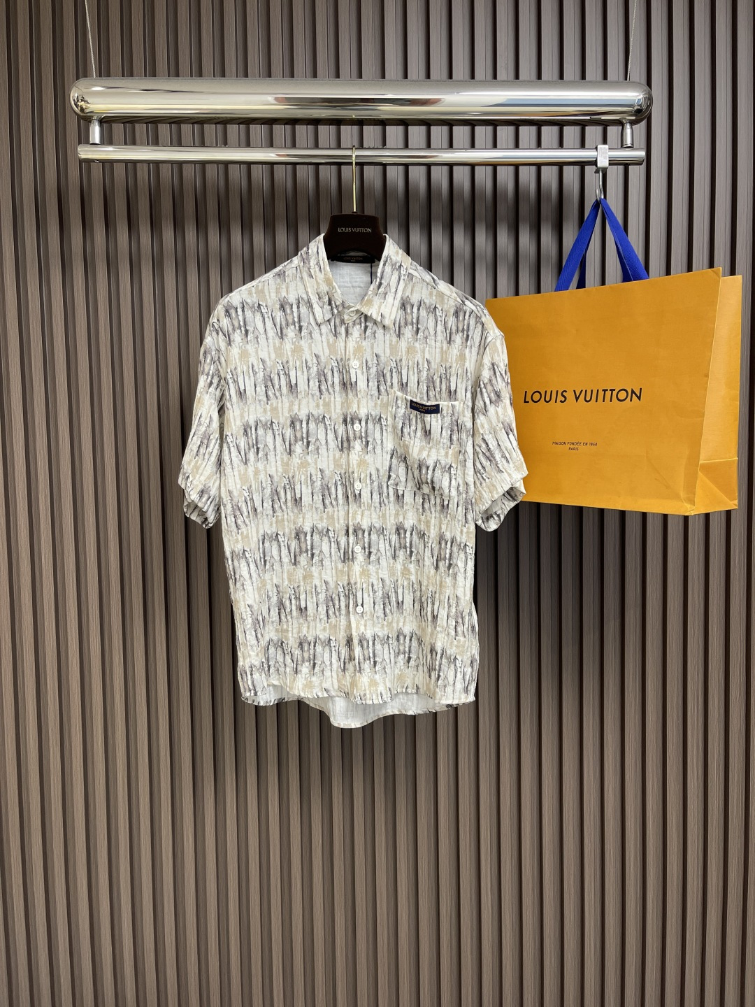 NO:141550,LV 2025ss Spring and Summer new simple plain textured summer short-sleeved shirt, using rich textured damoflage jacquard fabric to create casual tailoring, highlighting modern style with open collar design. It can easily integrate into the trendy style of the 2025 spring and summer show, and can also interpret casual and elegant style with the same style. Size M-XXL,,louis vuitton,shirts,T-shirt,alexander wang19860909LV 2025ss春夏新款简素纹理夏日短袖衬衫,采用纹理丰富的 damoflage 提花面料塑造休闲剪裁,以开领设计彰显摩登格调.可轻松融入 2025 春夏秀场的潮流造型,亦可与同款共同演绎闲雅风尚.尺码M-XXL,,louis vuitton,shirts,T-shirt,alexander wang,Men's clothing