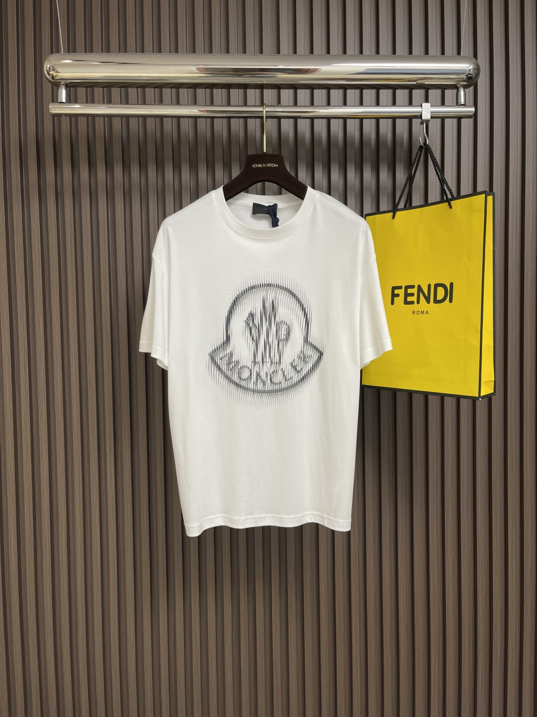 NO:139086,Moncler 2025ss new pixel blur logo printed short-sleeved T-shirt, Moner logo embellishes on the chest, like the soul mark of the artist, full of recognition, low-key contains endless stories and styles, no need to say much, the end of the outfit is minimalist, the logo is exquisitely upgraded, customized 270 grams of same-cage dyed fabric, very comfortable to touch, fashionable and personalized, super versatile and beautiful, both men and women are very suitable for everyone, must-have tags, collar marks, washing wheat, three-marks complete. Size M-3XL M-size 68cm long, shoulder width 47cm bust 110cm L-size 70cm shoulder width 48cm bust 112cm XL-size 72cm shoulder width 49cm bust 114cm XXL-size 74cm shoulder width 50cm  Bust 116cm XXXL size clothes 76cm shoulder width 51cm bust 118cm, christian louboutin, T-shirt,tees, t-shirt,alexander wang19860909moncler 2025ss新款像素模糊 logo印花短袖T恤,moner标识点缀于胸前 仿佛艺术家的灵魂印记 辨识度拉满 低调中蕴含着无尽的故事与格调 无需多言 穿搭的尽头是极简 logo标识精致升级,定制270克同缸染面料 手感非常舒服 时尚又个性 超级百搭好看男女都非常合适 人手必备款 吊牌 领标 水洗麦 三标齐全.尺码M-3XL M码衣长68cm 肩宽47cm 胸围110cm L码衣长70cm 肩宽48cm 胸围112cm XL码衣长72cm 肩宽49cm 胸围114cm XXL码衣长74cm 肩宽50cm 胸围116cm XXXL码衣长76cm 肩宽51cm 胸围118cm,,christian louboutin,T-shirt,tees，t-shirt,alexander wang,Men's clothing