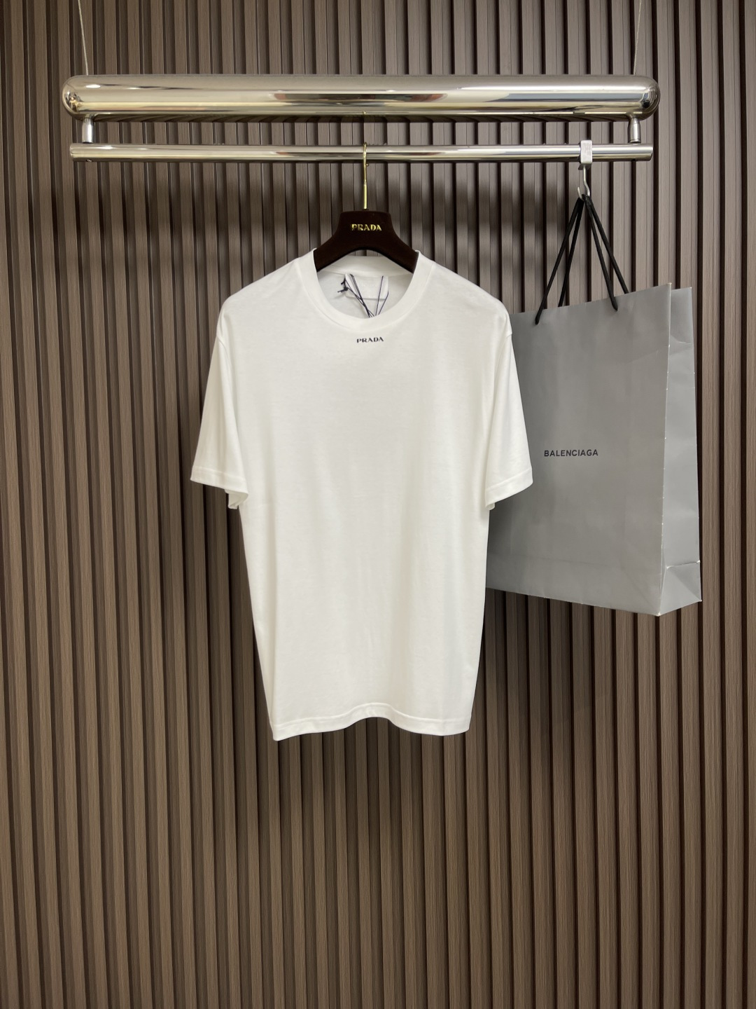 NO:139091,prada 2025SS early spring new small letter logo printed short-sleeved T-shirt, the fabric is made of mercerized cotton, and the hand feels soft and delicate. The small letter logo on the chest uses positioning high-temperature pressing glue and then heat transfer technology, and simple logo letters are embellished on the chest. Size M-3XL M-size 68cm long, shoulder width 47cm bust 110cm L-size 70cm shoulder width 48cm bust 112cm XL-size 72cm shoulder width 49cm bust 114cm XXL-size 74cm shoulder width 50cm bust 116cm XXXL-size 76cm shoulder width 51cm bust 118cm,,prada,T-shirt,tees,t-shirt,alexander wang19860909prada 2025SS早春新款小字母logo印花短袖T恤,面料采用丝光棉手感柔软细腻,胸前小字母logo采用定位高温压胶再通过热转印工艺,简约logo字母点缀于胸前.尺码M-3XL M码衣长68cm 肩宽47cm 胸围110cm L码衣长70cm 肩宽48cm 胸围112cm XL码衣长72cm 肩宽49cm 胸围114cm XXL码衣长74cm 肩宽50cm 胸围116cm XXXL码衣长76cm 肩宽51cm 胸围118cm,,prada,T-shirt,tees，t-shirt,alexander wang,Men's clothing