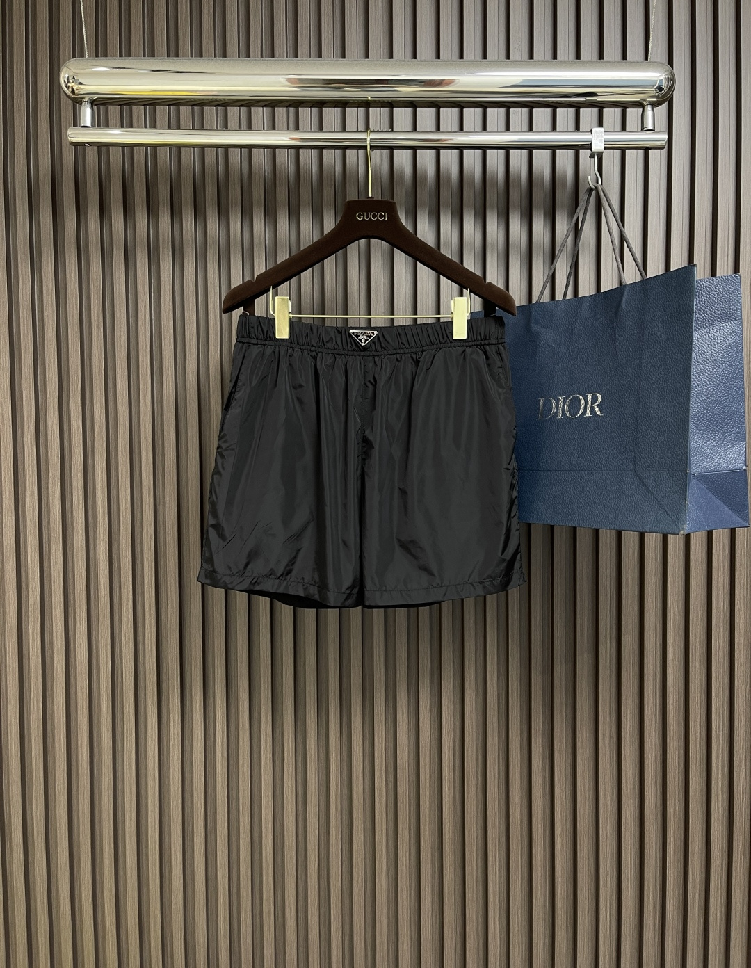 NO:141555,Prada 2025ss new re-nylon sports shorts, this sweatpants are made of stylish sporty style and are made of re-nylon. Re-nylon is an innovative recycled nylon fabric unique to the Prada series, originating from plastic materials recycled in the ocean. The classic silhouette is paired with an elastic waistband and is decorated with the iconic coated triangular metal logo. Size M-XXL, prada, shorts, alexander wang19860909Prada 2025ss新款re-nylon运动短裤,这款运动裤采用时尚的运动风设计,选用re-nylon打造,re-nylon是prada系列独有的创新再生尼龙织物,源自海洋中回收的塑料材料.经典廓形,搭配松紧腰带,饰有标志性的涂琅三角形金属徽标.尺码M-XXL,,prada,shorts,alexander wang,Men's clothing