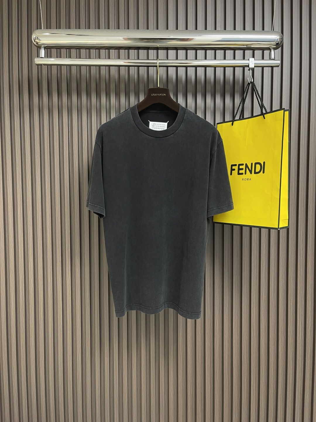 NO:141540,maison magiel MM6 2025SS spring and summer new short-sleeved T-shirt, customized exclusive wash-water pure cotton fabric, and aged embroidered logo design on the back!  Simple and generous, calm and versatile, extremely high-end, perfectly integrated with fashion and style, a top fashionable style that perfectly suits the outside wear!  The overall feeling is natural!  The ultimate classic and versatile style, customized original cotton fabric!  The ultimate perfection of heavy industry. Size S-XL, Masion Margiela, Masion Margiela, T-shirt, Tees, T-shirt, Alexander wang19860909maison margiel MM6 马吉拉 2025SS春夏新款短袖T恤,定制专属洗水纯棉面料,后背做旧刺绣logo设计！简约大方,从容百搭,档次极高,完美融入时尚还有风情感一款完美符合外穿的顶尖时髦气质款！整体给人浑然天成的感觉！极致经典的百搭型,定制原版纯棉面料！极致的重工极致的完美 .尺码S-XL,,masion margiela,masion margiela,T-shirt,tees，t-shirt,alexander wang,Men's clothing