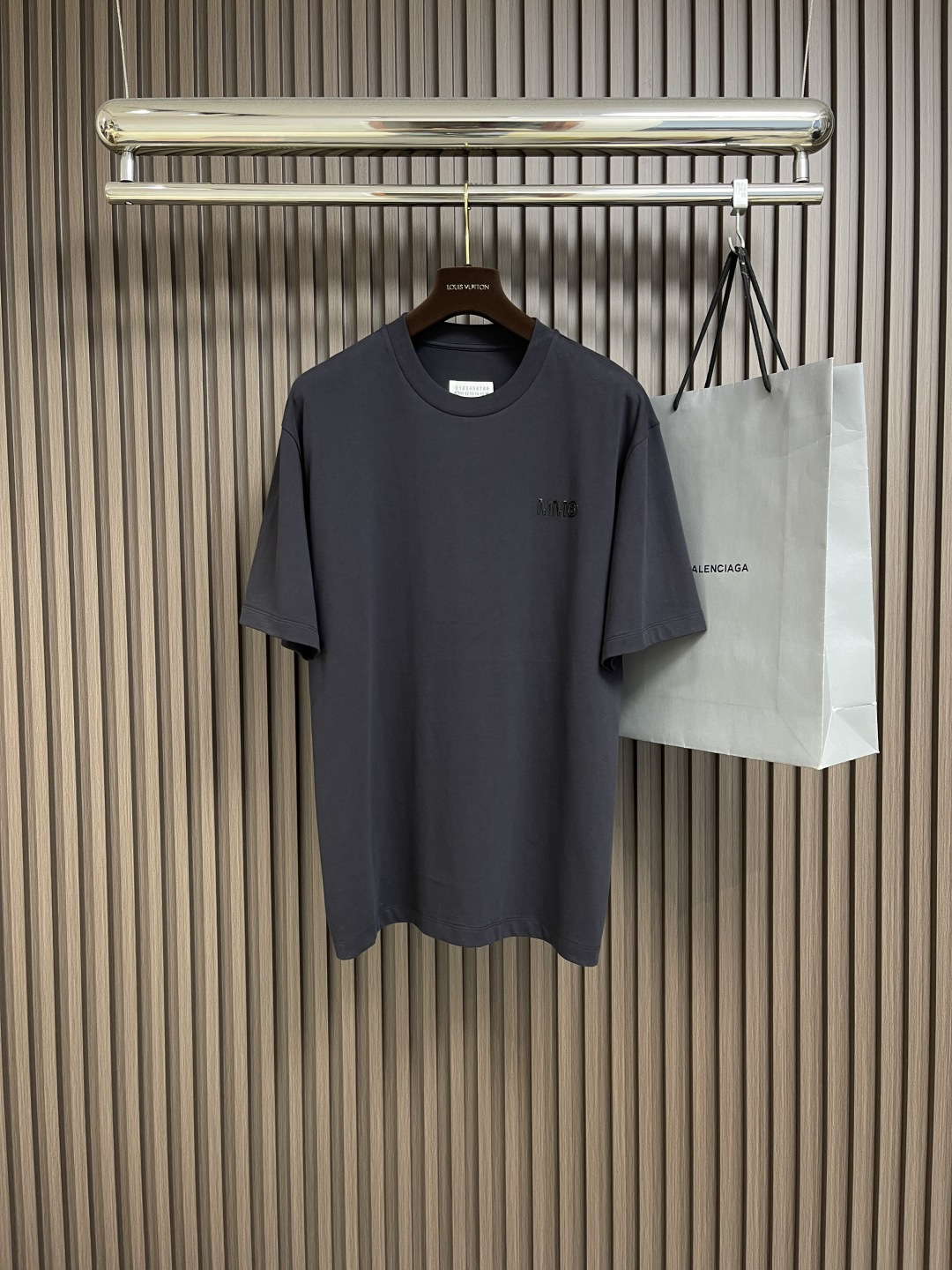 NO:141538,MM6 new letter logo offset short-sleeved T-shirt. The letter pattern is a hit item every year, whether it is a T-shirt or a sweatshirt. The front print uses offset printing, which is extremely costly. After many debugging, the color difference reduction degree of the pattern is close to 99% from the original version. Different from the market junk version, super labor-consuming. Size S-XL,,masion margiela,hoodie,sweatshirts,T-shirt,tees,t-shirt,alexander wang19860909MM6 新款字母logo胶印短袖t恤 字母图案不管是t恤还是卫衣都是每年的爆款单品 前幅印花采用胶质印花,成本极高 经过多次的调试打版图案色差还原度与原版接近百分之99 区别市场垃圾版本 超级费工时.尺码S-XL,,masion margiela,hoodie,sweatshirts,T-shirt,tees，t-shirt,alexander wang,Men's clothing