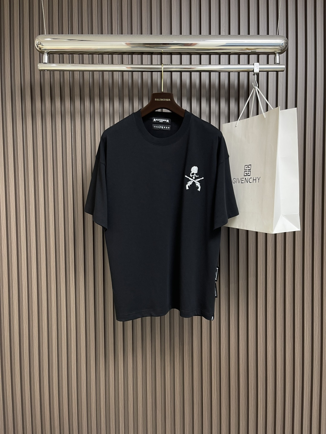 NO:141544,mmj front and rear three-dimensional offset logo round neck short-sleeved T-shirt. Very textured. Three-dimensional offset printing   special edge cutting!  ! 2025 spring and summer new style.master custom 240g fine cotton feel comfortable and delicate, special cutting and splicing structure complex and unique loose style. Size S-XL, T-shirt,tees, t-shirt,alexander wang19860909mmj 前后立体胶印logo圆领短袖T恤.非常有质感.立体胶印＋特殊包边裁剪！!2025春夏新款.master 定制240g精棉手感舒适细腻特殊裁剪拼接结构复杂独特 宽松版型.尺码S-XL,,T-shirt,tees，t-shirt,alexander wang,Men's clothing