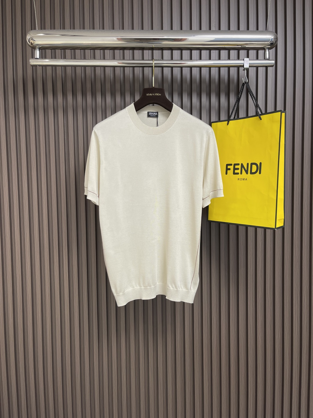 NO:141532,Zegna 2025ss early spring fashion men's short-sleeved knitted T-shirt, a very star-level item, with a very high appearance, both atmospheric and connotation, full of details, fully reflecting the brand's low-key and luxurious style, the overall visual is full of vitality and youthfulness, and the upper body is full of temperament!  Size 48-56, T-shirt,tees,t-shirt,alexander wang19860909zegna 2025ss早春时装款男士短袖针织T恤,非常明星级的一款单品,颜值度极高,即大气又有内涵,细节感满满,充分体现了品牌低调且奢华的风格,整体的视觉充满活力和年轻态,上身满满的气质！尺码48-56,,T-shirt,tees，t-shirt,alexander wang,Men's clothing