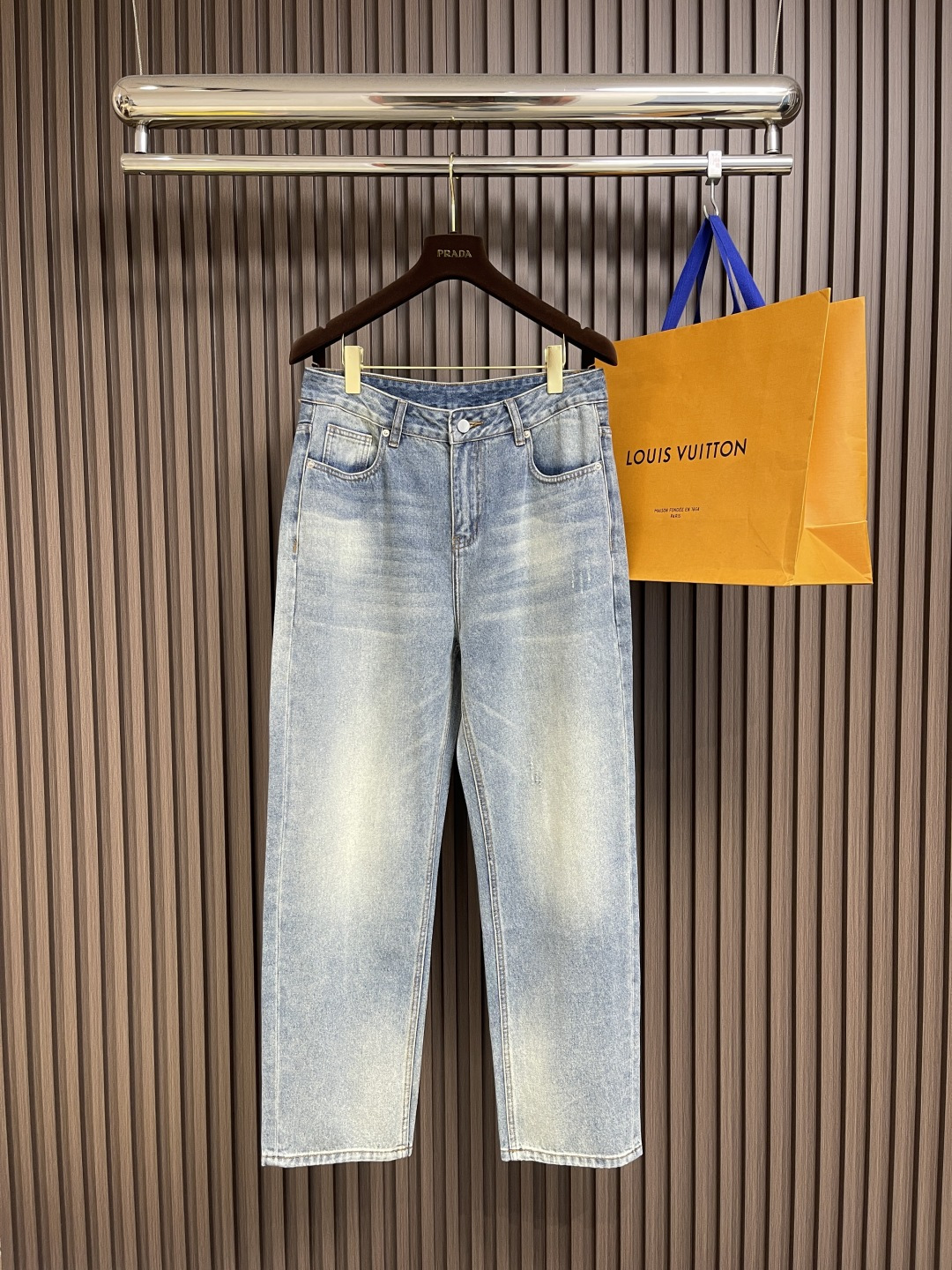 NO:141553,Moncler's new style of jeans, super versatile, palace-grade jeans, uses denim denim, and makes the fabric softer through environmentally friendly washing process. The fabric is slightly elastic and has a higher comfort. The inner edge is wrapped, engraved hardware buttons, leather cards, and wheat weaving accessories are all original products. Straight-tube style, not picking on the figure. Size 30-38 No 35 37,,christian louboutin,jeans,alexander wang19860909Moncler 新款牛仔裤,超级百搭、殿堂级的牛仔裤,采用丹宁牛仔布,通过环保洗水工艺使面料变得柔软,面料微弹,舒适度更高,内里包边,刻字五金纽扣、皮牌、织麦辅料全为原厂货.直筒版型,不挑身材.尺码30-38 无35 37,,christian louboutin,jeans,alexander wang,Men's clothing