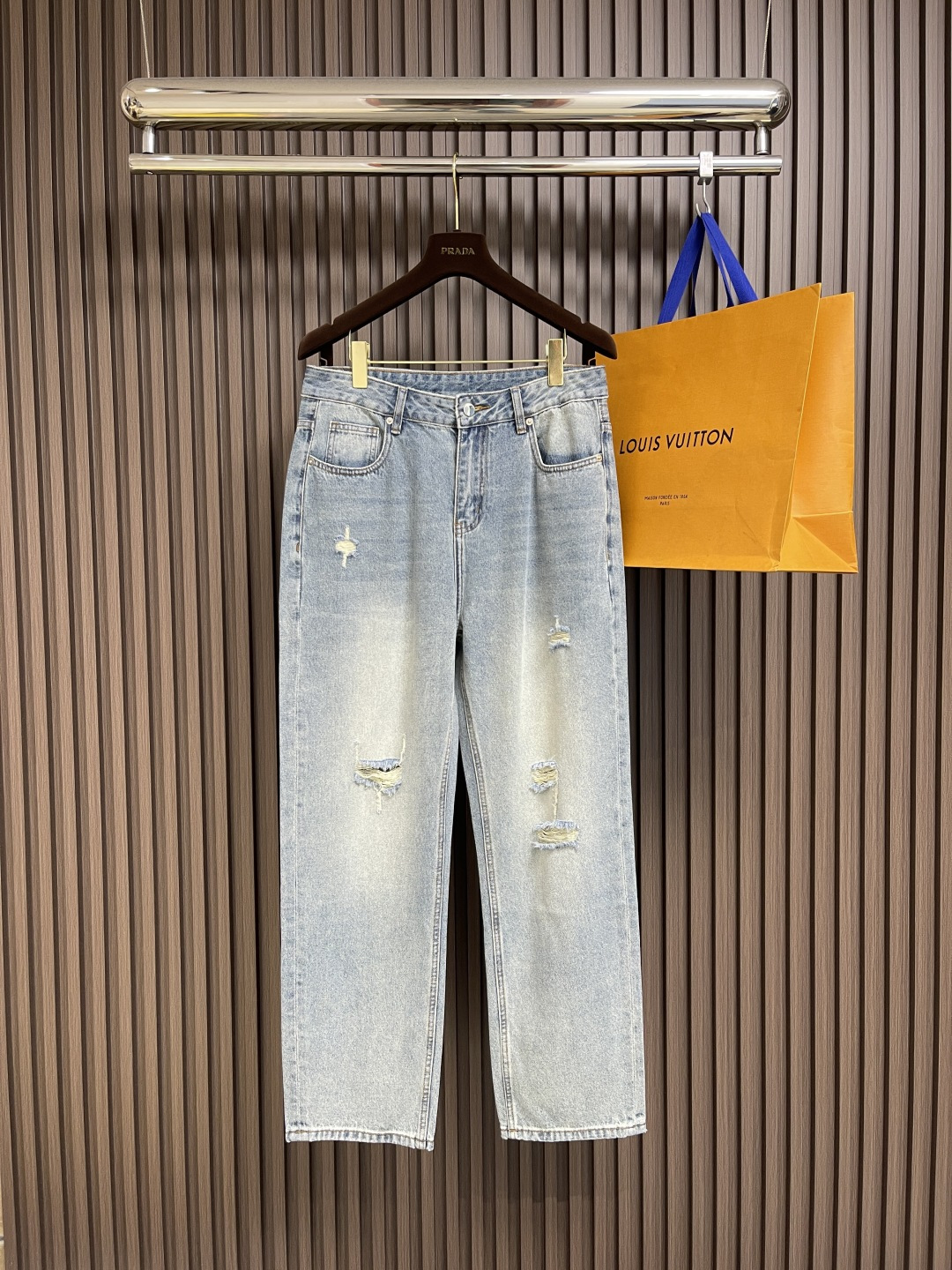 NO:141541,Moncler's new style of jeans, super versatile, palace-grade jeans, uses denim denim, and makes the fabric softer through environmentally friendly washing process. The fabric is slightly elastic and has a higher comfort. The inner edge is wrapped, engraved hardware buttons, leather cards, and wheat weaving accessories are all original products. Straight-tube style, not picking on the figure. Size 30-38 No 35 37,,christian louboutin,jeans,alexander wang19860909Moncler 新款牛仔裤,超级百搭、殿堂级的牛仔裤,采用丹宁牛仔布,通过环保洗水工艺使面料变得柔软,面料微弹,舒适度更高,内里包边,刻字五金纽扣、皮牌、织麦辅料全为原厂货.直筒版型,不挑身材.尺码30-38 无35 37,,christian louboutin,jeans,alexander wang,Men's clothing