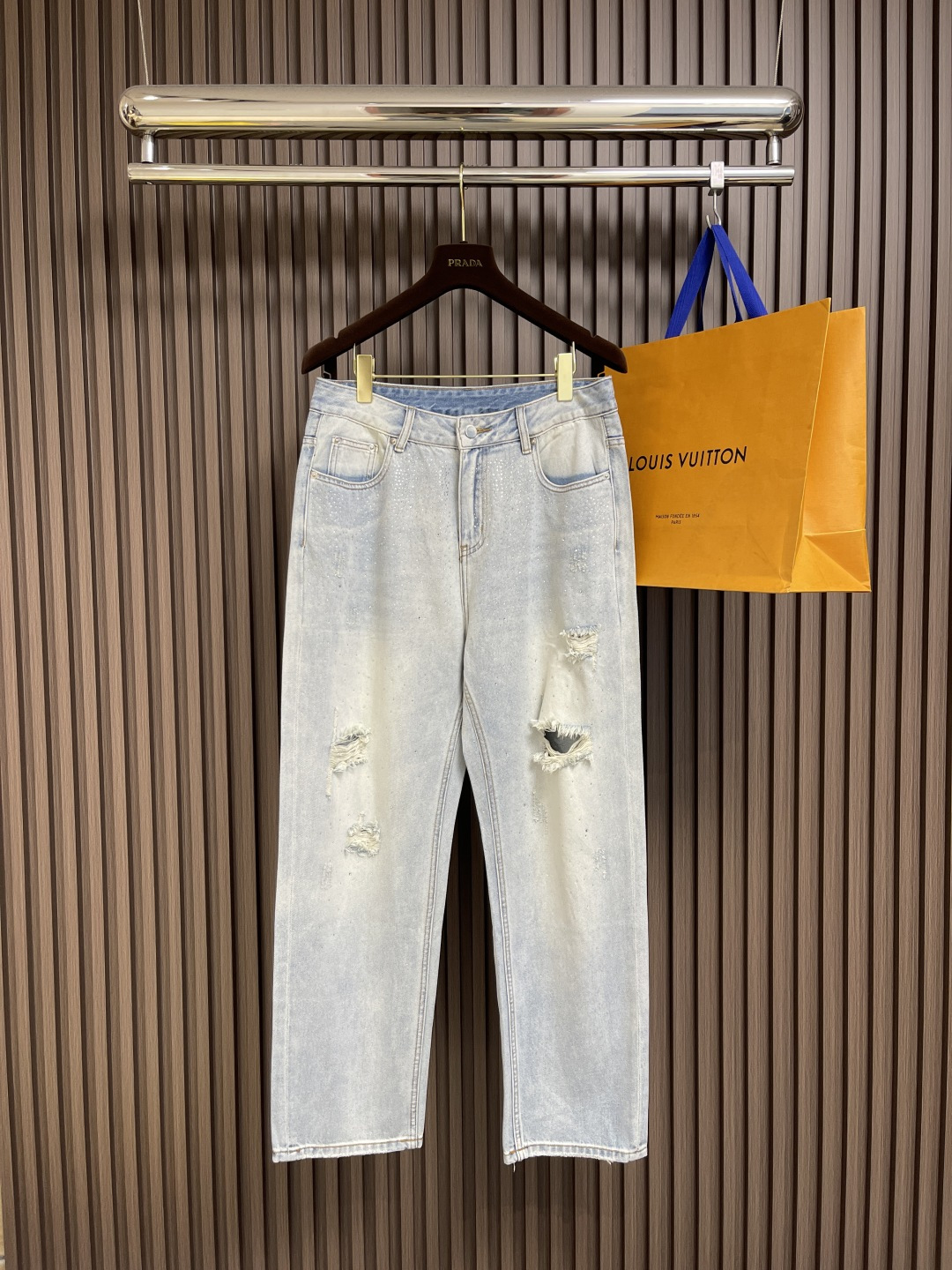 NO:141547,Chrome heart CH Cross-embroidered stretch jeans, the street dark punk king of fashion industry, Croxin, brings the concept of street aesthetics to the extreme, and each piece is like a work of art... It is highly sought after by Hollywood stars!  !  !  This is an extremely top-notch jeans. The materials and craftsmanship are extremely luxurious and exquisite. The retro pure handmade metal buttons and nameplate are all the details and are impeccably handsome!  !  !  It demonstrates a very high level of craftsmanship, and the unruly and elegant colors are fully expressed!  !  !  Customers provide customized Italian fabrics, strong elastic fabrics.... The hip lifting effect is excellent in slimming and slimming.... It is absolutely shining in all occasions, and it is both commuting and leisure!  !  !  Invincible versatile, Crosin ashes must be collected... Size 30-38 No 35 37, Chrome hearts, Chrome hearts, jeans, alexander wang19860909Chrome heart CH 十字刺绣弹力牛仔裤,时装界的街头暗黑朋克之王克罗心,将街头美学概念发挥到极致,每一件都如艺术品般.....备受好莱坞明星的追捧！！！这是极为翘楚的一款牛仔裤,用料与工艺都极致奢华精湛,复古纯手工金属钮扣以及铭牌,整体的细节逼格十足,无可挑剔的帅气！！！彰显了极高的工艺水准,不羁与雅痞的色彩表现的淋漓尽致！！！客供意大利定制面料,强弹力面料....提臀修身显瘦效果极佳..各种场合绝对闪耀的存在,通勤休闲兼备！！！无敌的万能百搭,克罗心骨灰粉必收........ 尺码30-38 无35 37,,chrome hearts,chrome hearts,jeans,alexander wang,Men's clothing