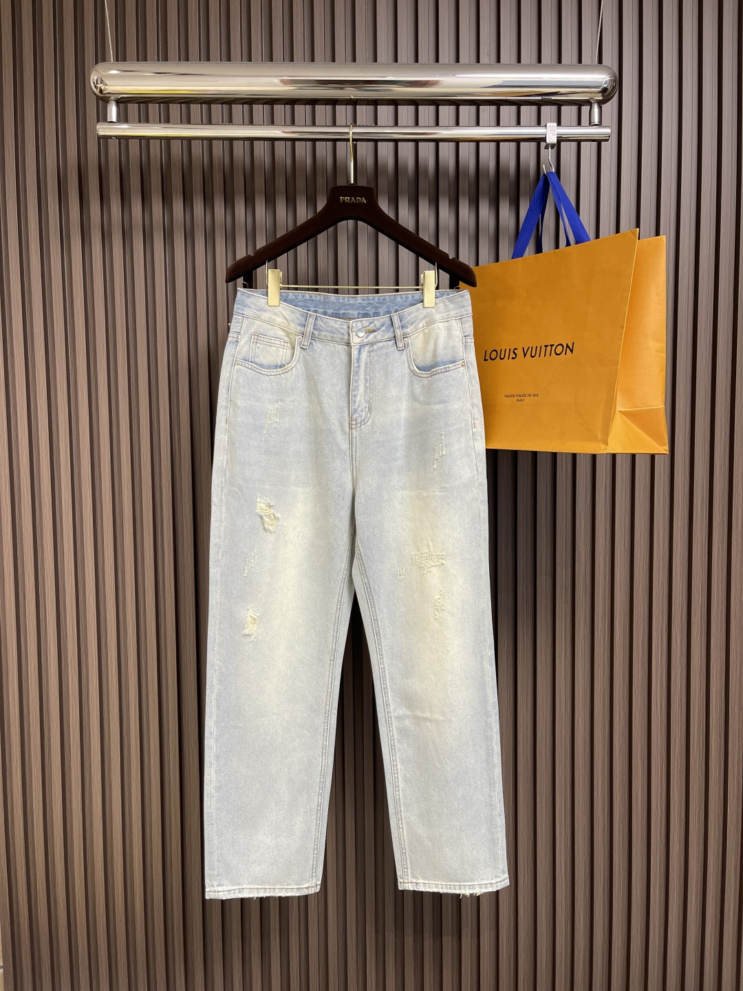 NO:141549,Dior 2025ss new style of workwear jeans, displaying oblique embroidery, reinterpreting the workwear style with casual tailoring. It is carefully crafted with cotton denim and decorated with classic logo embroidery to show elegant temperament. It can be matched with matching shirts to create pattern-style shapes. Size 30-38 No 35 37,,dior,jeans,shirts,alexander wang19860909Dior 2025ss新款工装牛仔裤,展示 oblique 刺绣,以休闲剪裁重新演绎工装风格.采用棉质牛仔布精心制作,饰以经典logo刺绣,彰显优雅气质.可与配套衬衫搭配,打造图案风格的造型.尺码30-38 无35 37,,dior,jeans,shirts,alexander wang,Men's clothing