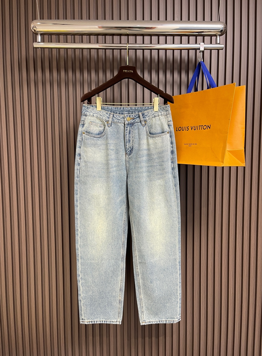 NO:141539,GUCCI Tannin webbing jeans, the color matching is ingenious to interpret the exquisiteness of the early spring atmosphere. Behind the simple and unpretentious colors, the regular version is ingeniously created with stone-milled tannin fabric, cleverly incorporates gucci embroidery and red and green webbing and lifting ring details, which doubles the charm of the entire design. It can be matched with the same style to create a fashionable look, control various occasions, customize auxiliary materials, complete three standards, and the same style for men and women!  Size 30-38 None 35 37, gucci,jeans,alexander wang19860909GUCCI 单宁织带牛仔裤,配色匠心演绎早春氛围感满溢的精致,朴实无华的色彩背后潜藏着复杂的款常规版型以石磨水洗丹宁面料匠心打造,巧妙融入gucci刺绣和红绿织带 提环细节,令整个设计魅力倍增.能与同款搭配营造时尚造型,驾驭各种场合,定制辅料,三标齐全,男女同款！尺码30-38 无35 37,,gucci,jeans,alexander wang,Men's clothing