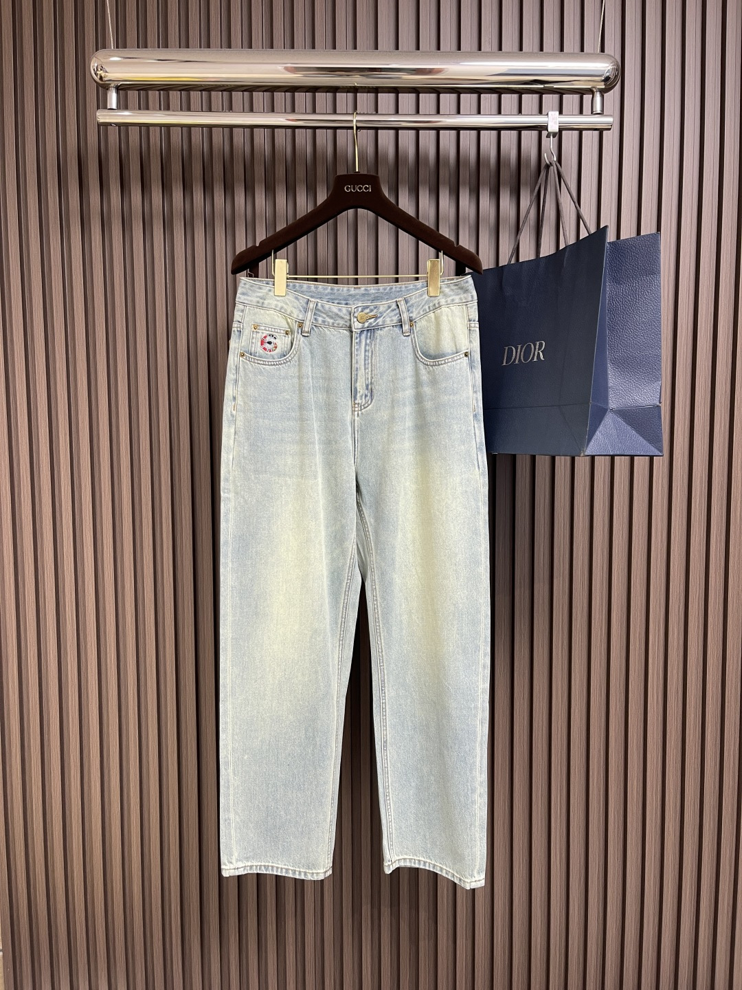 NO:141556,GUCCI men's straight-leg casual jeans with modern and fashionable tailoring design, customer-friendly for Japanese denim plain cotton denim fabric woven production.  The top stone grinding washing process makes the texture reach the old flavor of the 1980s, soft, delicate, comfortable and breathable, and the color has a modern and fashionable vicissitudes.  The upper body is versatile and fashionable.  The fresh and natural colors reveal a classic and fashionable atmosphere all the time.  Professional selvedge technology with lock edge sewing sealing is neat and meticulous.  Classic five-pocket design.  Leather embossed logo   original metal buttons shine brightly, highlighting quality advantages. Size 30-38 No 35 37, Dolce & Gabbana, gucci, louis vuitton, jeans, alexander wang19860909GUCCI 男士直筒休闲牛仔裤 现代时尚的剪裁设计,客供日本denim平纹棉质牛仔面料梭织生产．顶尖的石磨水洗工艺让质感达到80年代的老味,柔软细腻舒适透气,色泽拥有现代时尚的沧桑感．上身百搭时尚．清新自然的色彩无时无刻不透露着经典时尚气息．专业的selvedge工艺锁边缝纫封锁工整细致．经典的五口袋设计．皮革压纹标识＋原厂金属钮扣绽放光亮,凸显品质优势.尺码30-38 无35 37,,Dolce&Gabbana,gucci,louis vuitton,jeans,alexander wang,Men's clothing