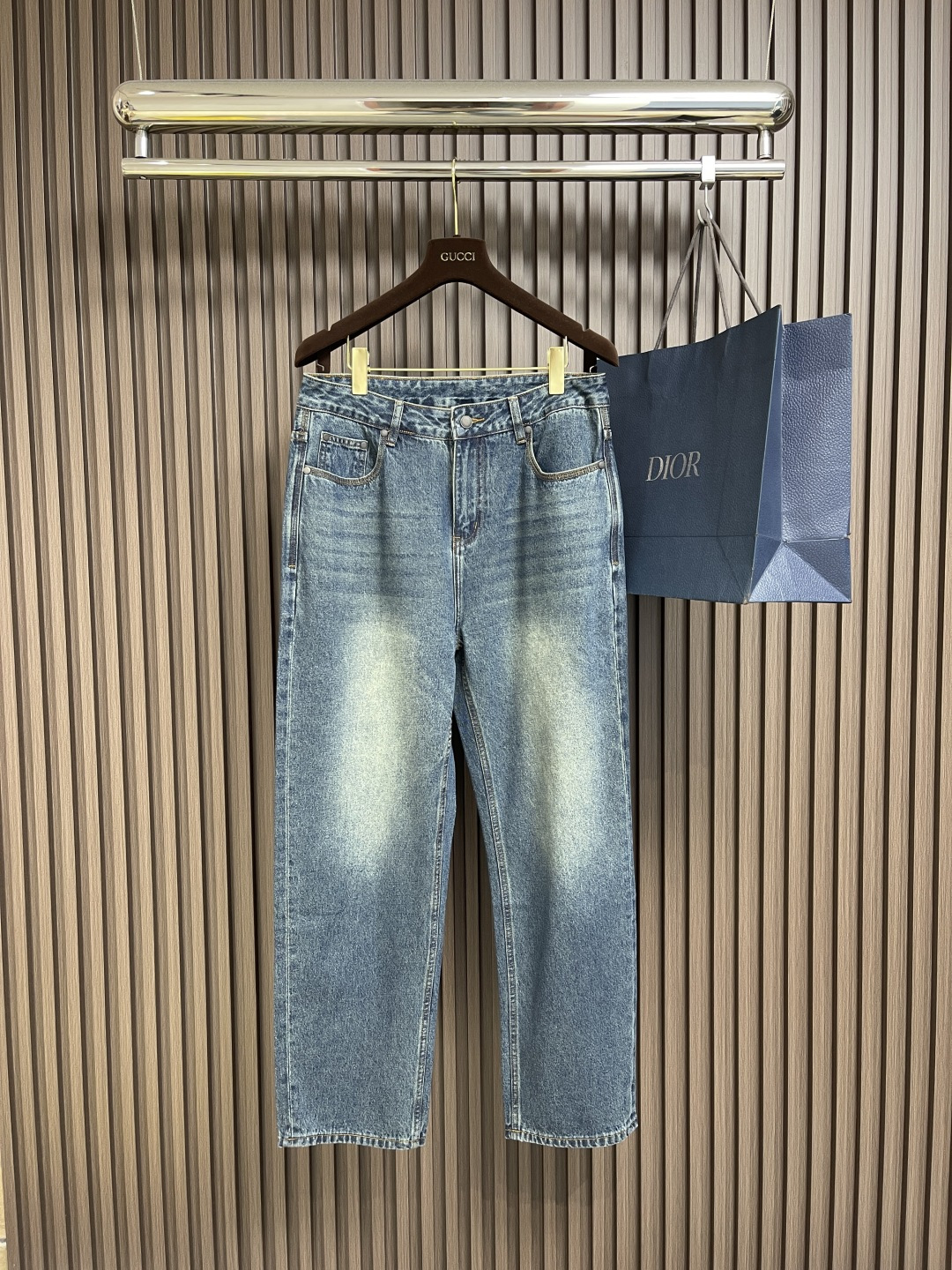 NO:141543,BV Early spring new men's small straight jeans Special Tennis blended fabric denim trousers High-end fashionable casual jeans Simple and fashionable three-dimensional cut, the back waist is decorated with leather weaving technology, and the thickness just meets the needs of spring and summer wear. Light and elastic denim fabric. The upper body has excellent effect, showing confidence temperament; all the subtleties show perfect quality, the classic woven leather of the pants symbolizes the highest quality of the brand. Size 30-38 No 35 37,,bottega veneta,jeans,alexander wang19860909BV 早春新款男款小直筒牛仔裤 特殊天丝混纺面料牛仔长裤 高端时尚休闲牛仔裤 简约时尚的三维裁剪,后腰饰有皮革编织工艺独特,厚度刚好满足春夏季节穿搭需求 轻薄具有弹性牛仔面料 上身效果极佳,彰显自信气质；所有细微处尽情展现完美品质,裤子的经典编织皮革象征了品牌至高的品质.尺码30-38 无35 37,,bottega veneta,jeans,alexander wang,Men's clothing