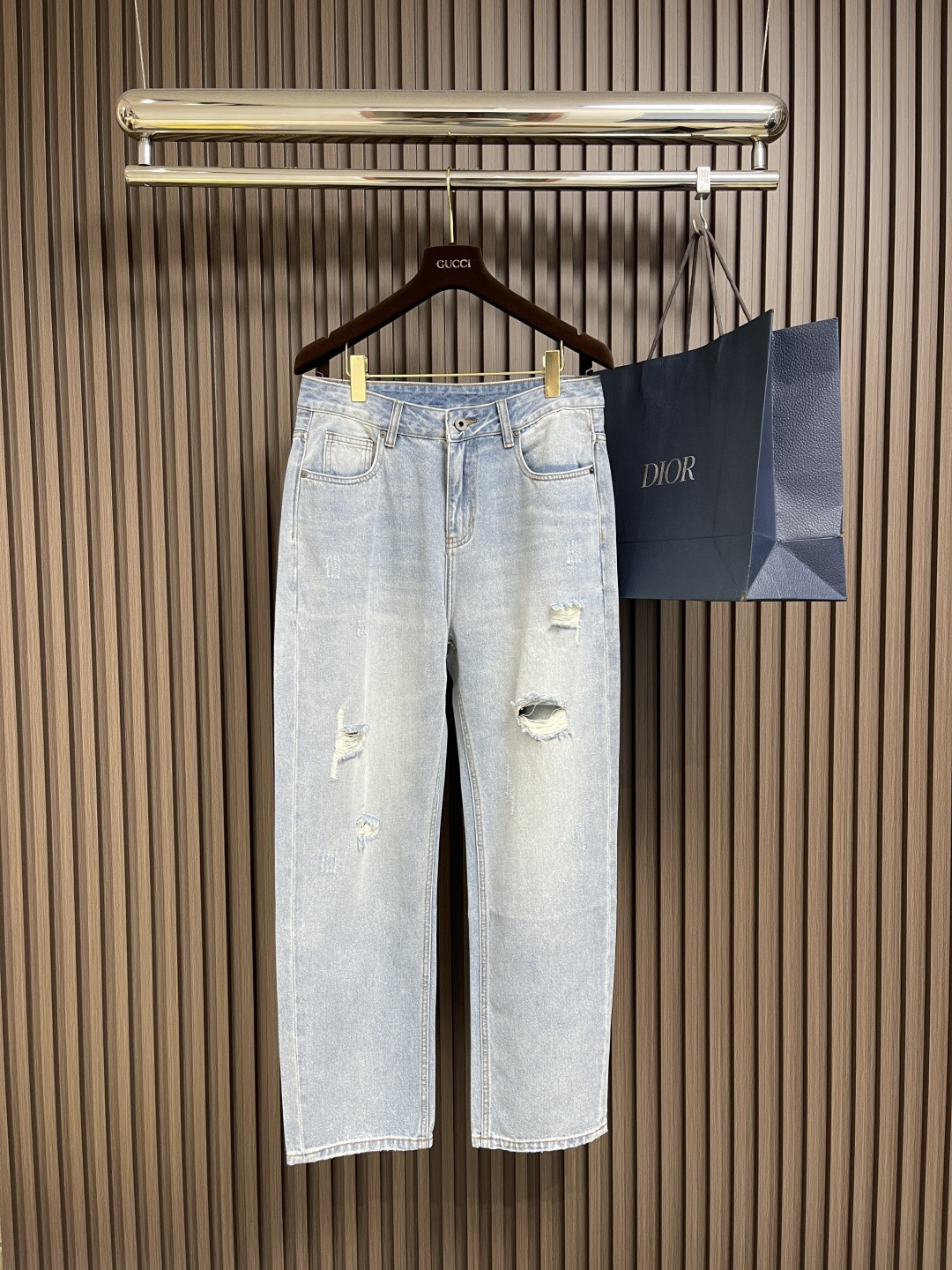 NO:141551,Dior new logo jeans imported Turkish pure cotton denim fabric. Beautiful color, breathable, slim fit. Micro-stretch fabric. Randomly versatile. Long-term washing and no deformation. The color will become more and more natural after years. The upper body effect is excellent. The elegant and elegant tailoring, the design is constantly innovating, but always maintains noble and elegant style and taste. The charm of fashion. Small straight fit. Fashionable products. Size 30-38 No 35 37,,dior,jeans,alexander wang19860909Dior 新款标识牛仔裤 进口土耳其纯棉牛仔牛面料 色泽靓丽,透气,修身版型 微弹力面料 随意百搭 久洗不变形 不变色 经过岁月流逝颜色会越来越自然 上身效果极佳.大方优雅的剪裁,设计不断创新却始终保持着高贵优雅的风格和品位 演绎时尚魅惑 版型小直筒 时尚佳品.尺码30-38 无35 37,,dior,jeans,alexander wang,Men's clothing