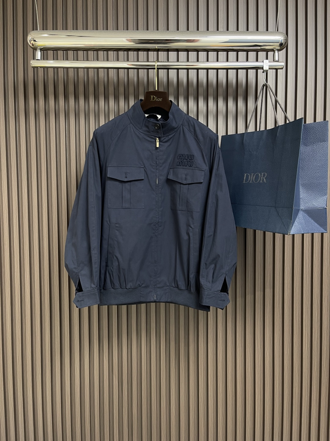 NO:141587,Miumiu Batavia wool jacket, fabric is made of very high-end suit wool, wool!  High-end fabric with a cost of nearly 100 meters, long sleeves with buttons, original molded zippers and buttons, wire inlay bags, the overall wiring is straight and delicate, the fabric is comfortable and soft, the color is consistent and no color difference. It can be matched with the same style to create a fashionable look, control various occasions, customize auxiliary materials, complete three standards, the same style for men and women!  Size S-M-L, miumiu, jackets & coats, jackets & coats, business suit, alexander wang19860909miumiu 巴塔维亚羊毛夹克外套,面料采用非常高端的西装羊毛料,羊毛！成本接近100米的高端面料,长袖配纽扣,原版开模的拉链和纽扣,嵌线袋,整体走线平直细腻,面料舒适柔软,颜色一致无色差 能与同款搭配营造时尚造型,驾驭各种场合,定制辅料,三标齐全,男女同款！尺码S-M-L,,miumiu,jackets & coats,jackets & coats,business suit,alexander wang,Men's clothing