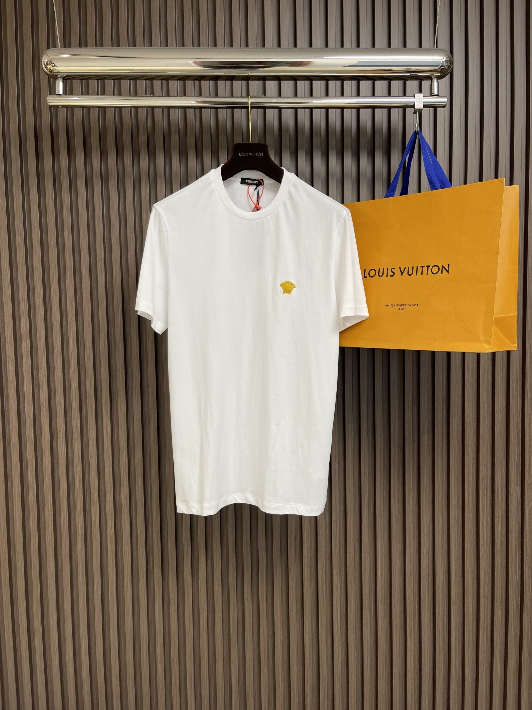 NO:141564,Versace Small Gold Label Embroidered Short-sleeved T-shirt, custom elegant warm-sensing cotton fabric, iconic small gold Label embroidery embroidery embroidery embroidery on the front, Greek mythology Medusa, gold represents the deadly attractiveness, adds brand recognition, has a great visual impact, and a sense of high-endness is coming, demonstrating the personality style. The imported machine embroidery technology is used, and advanced computer control systems and precise mechanical components are used to realize the versace Small Gold Label embroidery operation. Size S-XL, versace, versace, T-shirt, tees, t-shirt, alexander wang19860909versace 范思哲小金标刺绣短袖T恤,定制雅致温感棉面料,标志性小金标刺绣点缀正面,希腊神话中的蛇妖美杜莎,金色代表着致命的吸引力,增添品牌辨识度,极具视觉冲击力,高级感扑面而来,彰显个性风采.采用进口机刺绣工艺,使用先进的计算机控制系统和精密的机械部件,实现versace 小金标刺绣作业.尺码S-XL,,versace,versace,T-shirt,tees，t-shirt,alexander wang,Men's clothing