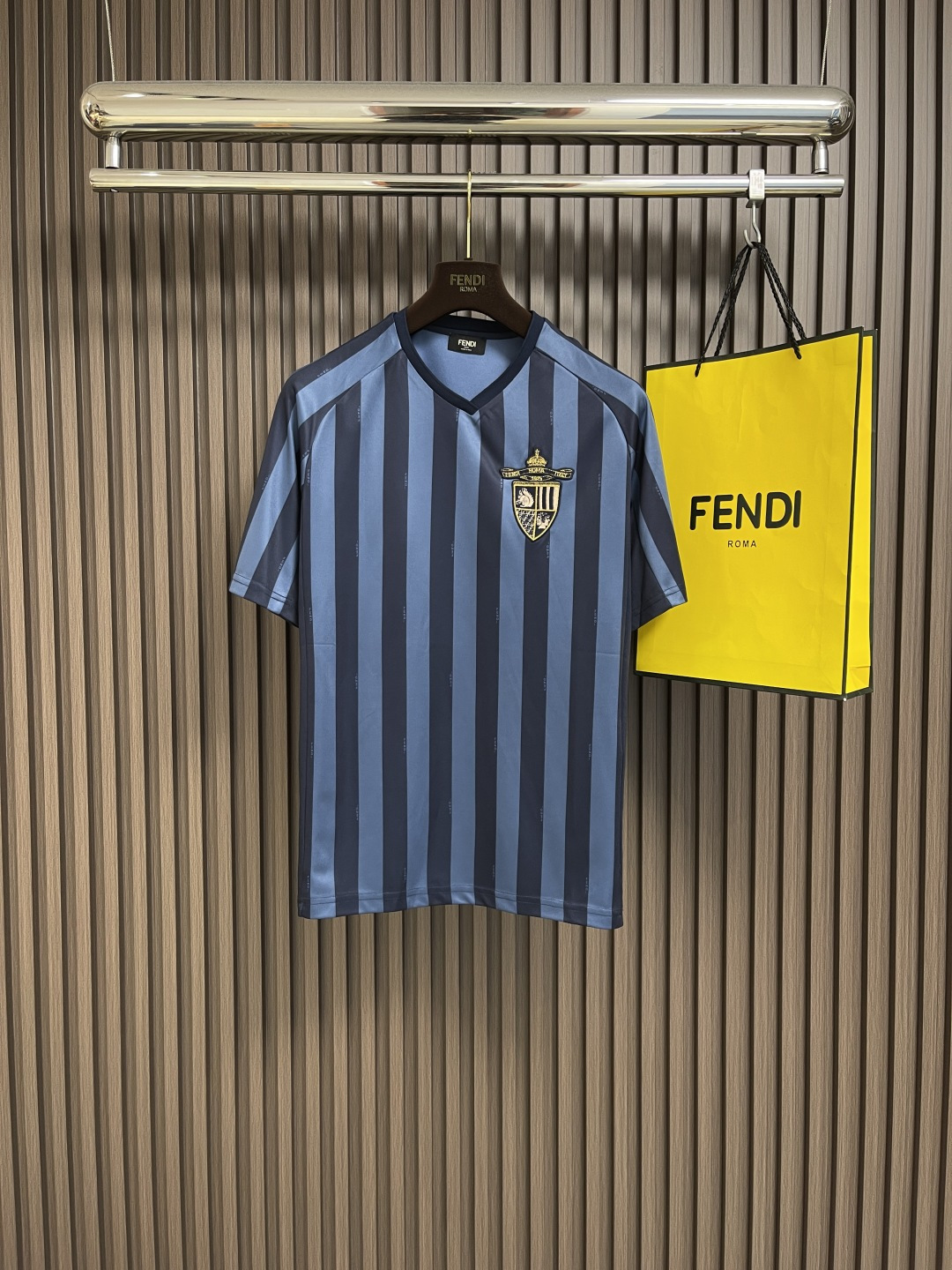 NO:141567,Fendi blue pequin fabric sports t-shirt, short ragdoll sleeves v-neck T-shirt. Light blue and blue iconic pequin striped fabric material. Embroidered with a decorative seal on the chest, it is a ub badge designed by Siia venturini for the brand's century celebration. The exclusive logo symbolizing the family tradition, redefining the concept of elegance and sport. Size S-XL, fendi,tees, t-shirt,alexander wang19860909fendi 蓝色pequin布料运动t恤,短插肩袖v领t恤.浅蓝色和蓝色标志性pequin条纹布料材质.胸前绣有饰章,是由siia venturini 专为品牌百年庆典而设计的 ub徽章.象征着家族传统的独家标志,重新定义了优雅和运动的概念.尺码S-XL,,fendi,tees，t-shirt,alexander wang,Men's clothing