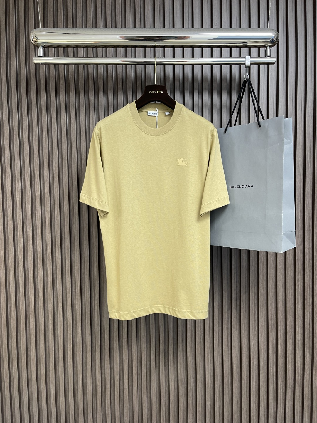 NO:475727,Burberry 2025ss new round neck short-sleeved T-shirt, made of lightweight flat cotton fabric, presenting a regular style. The back print is inspired by the brand collection catalog from the first half of the 20th century, incorporates the equestrian knight logo, and intertwines the words 'burberry protection', paying tribute to the brand's long history of providing innovative jackets to pioneers of adventure. Size S-XL, burberry, jackets & coats, T-shirt, tees, t-shirt, alexander wang19860909Burberry 2025ss新款圆领短袖t恤,选用轻盈平织棉面料制成,呈现常规版型.背部印花灵感来自 20 世纪上半叶的品牌典藏目录,融入马术骑士徽标,交织环绕「burberry protection」字样,以防护为理念致敬品牌为探险先驱提供创新外套的悠久历史.尺码S-XL,,burberry,jackets & coats,T-shirt,tees，t-shirt,alexander wang,Men's clothing