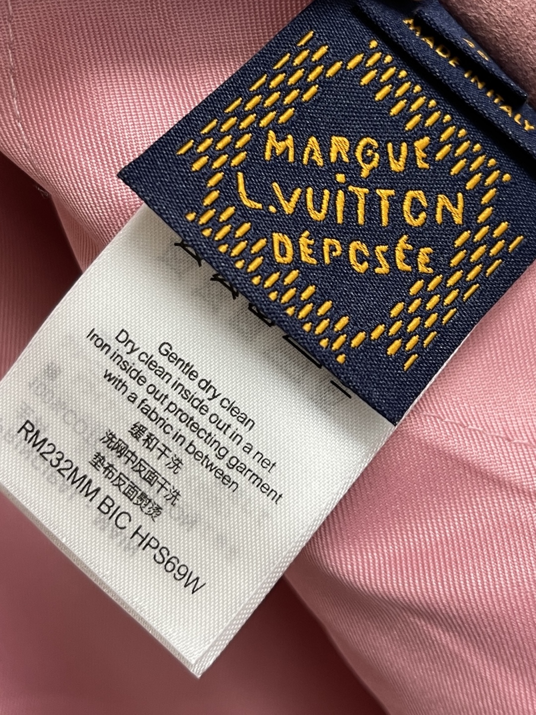 🛒🛒LV 暗纹满印小飞机标志夹克外套，面料采用100％聚酯纤维。全身都是monogram元素，内里搭配了