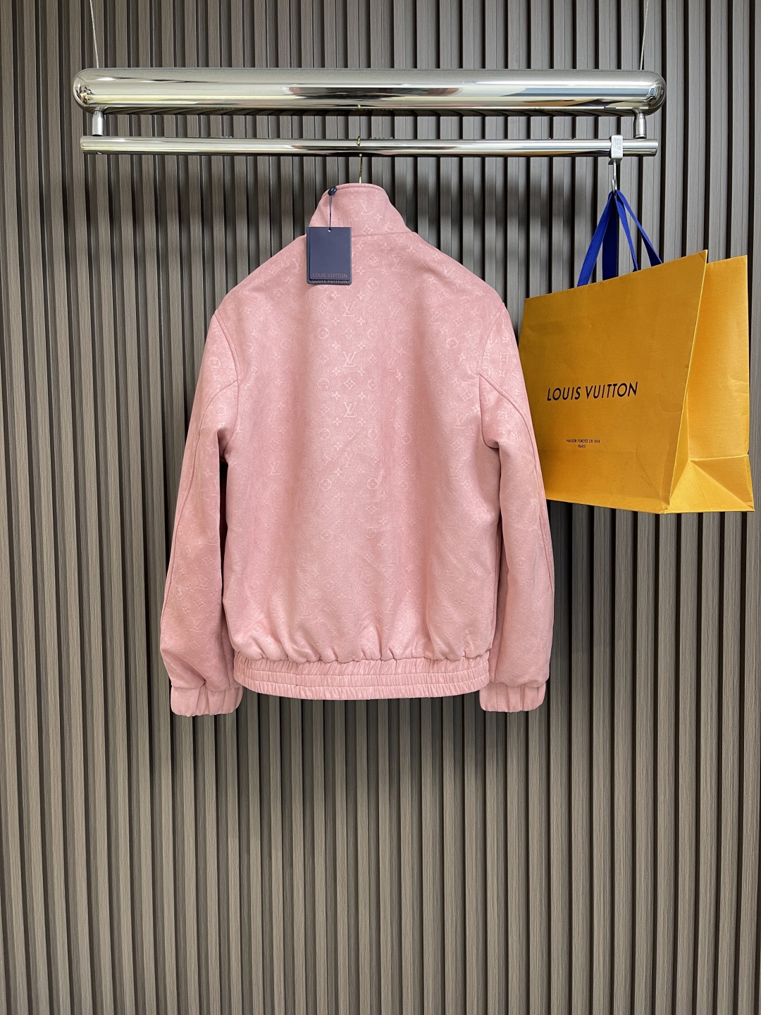 🛒🛒LV 暗纹满印小飞机标志夹克外套，面料采用100％聚酯纤维。全身都是monogram元素，内里搭配了