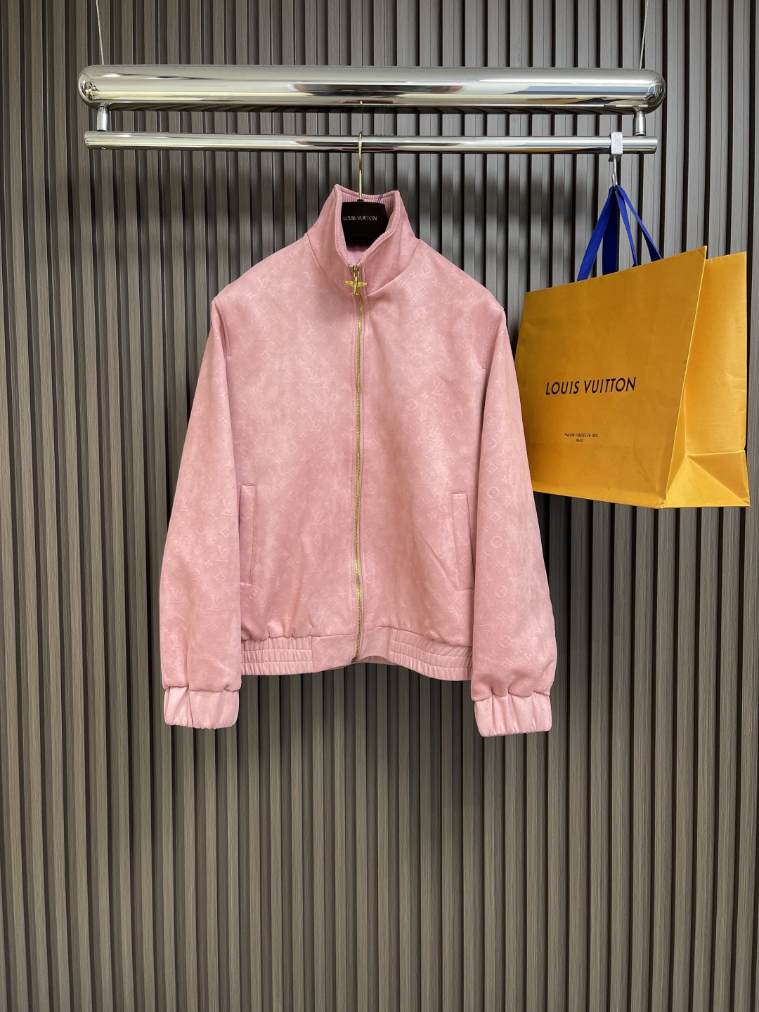 🛒🛒LV 暗纹满印小飞机标志夹克外套，面料采用100％聚酯纤维。全身都是monogram元素，内里搭配了
