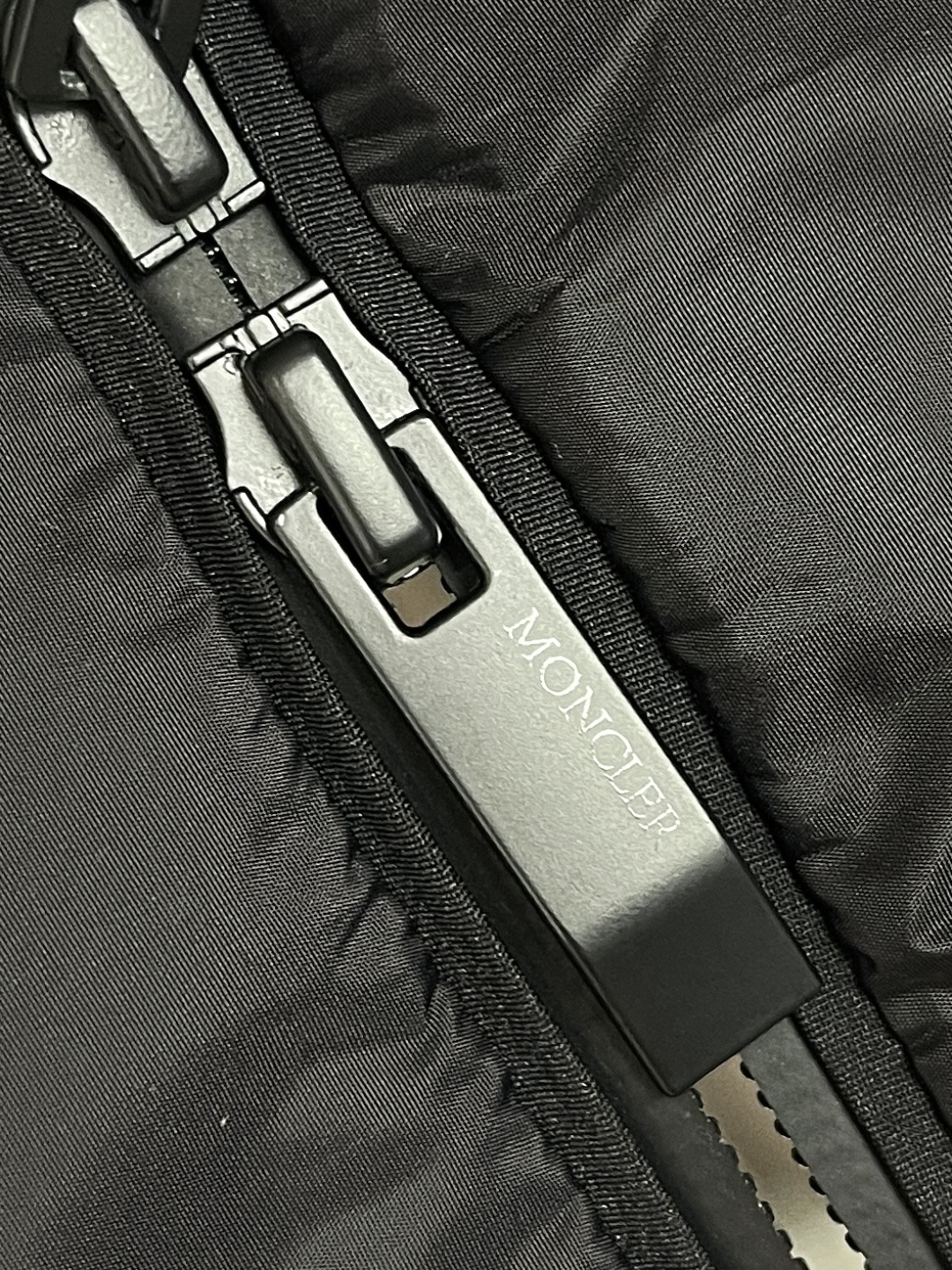 🛒🛒moncler 帽沿印花夹克连帽外套，采用高密度的锦纶制成的轻盈尼龙面料，使其极致的轻量化，同时又极