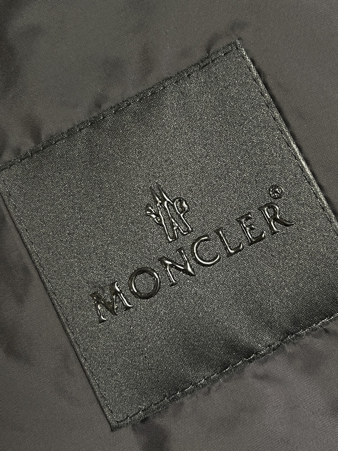 🛒🛒moncler 帽沿印花夹克连帽外套，采用高密度的锦纶制成的轻盈尼龙面料，使其极致的轻量化，同时又极