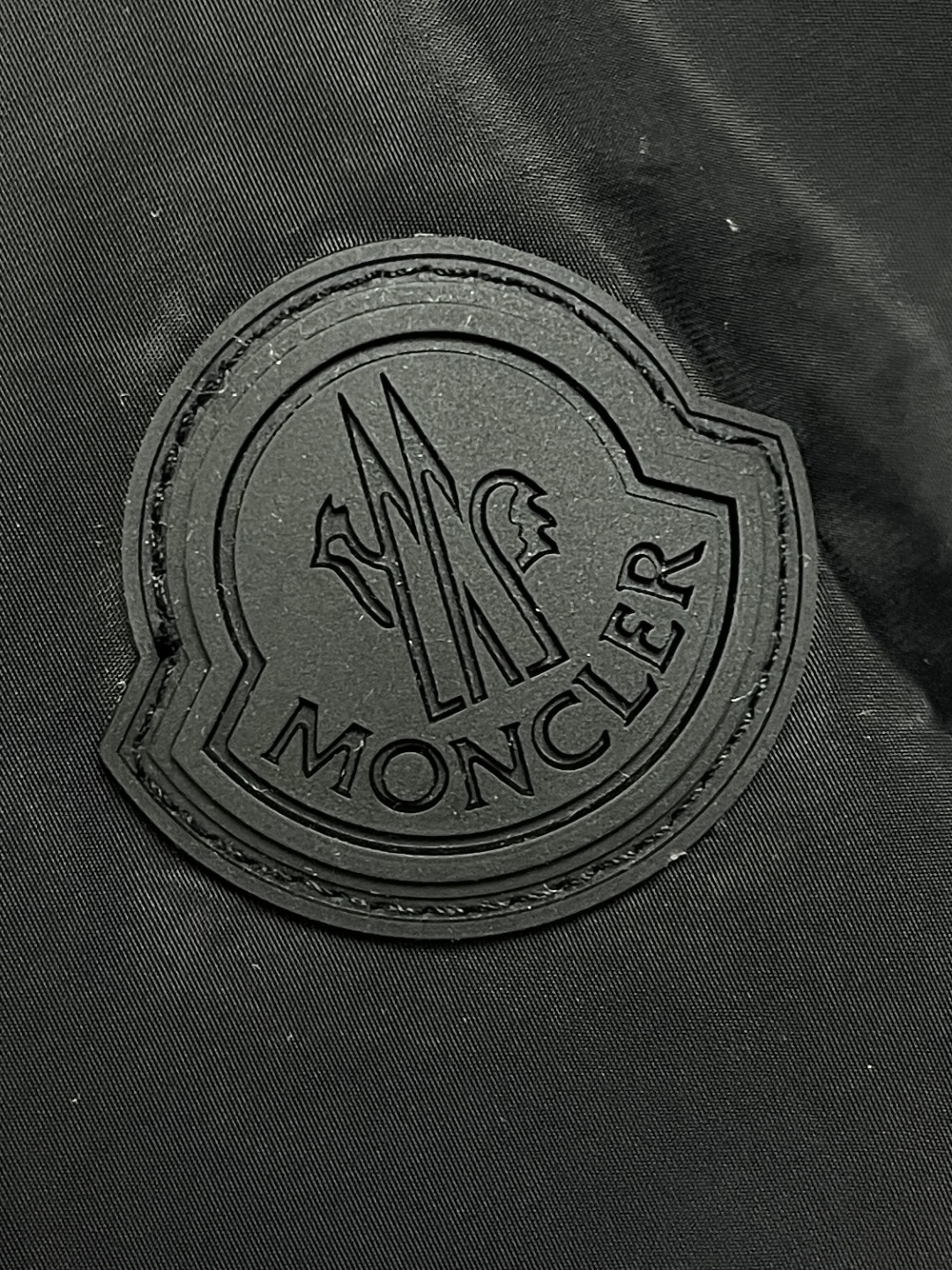 🛒🛒moncler 帽沿印花夹克连帽外套，采用高密度的锦纶制成的轻盈尼龙面料，使其极致的轻量化，同时又极