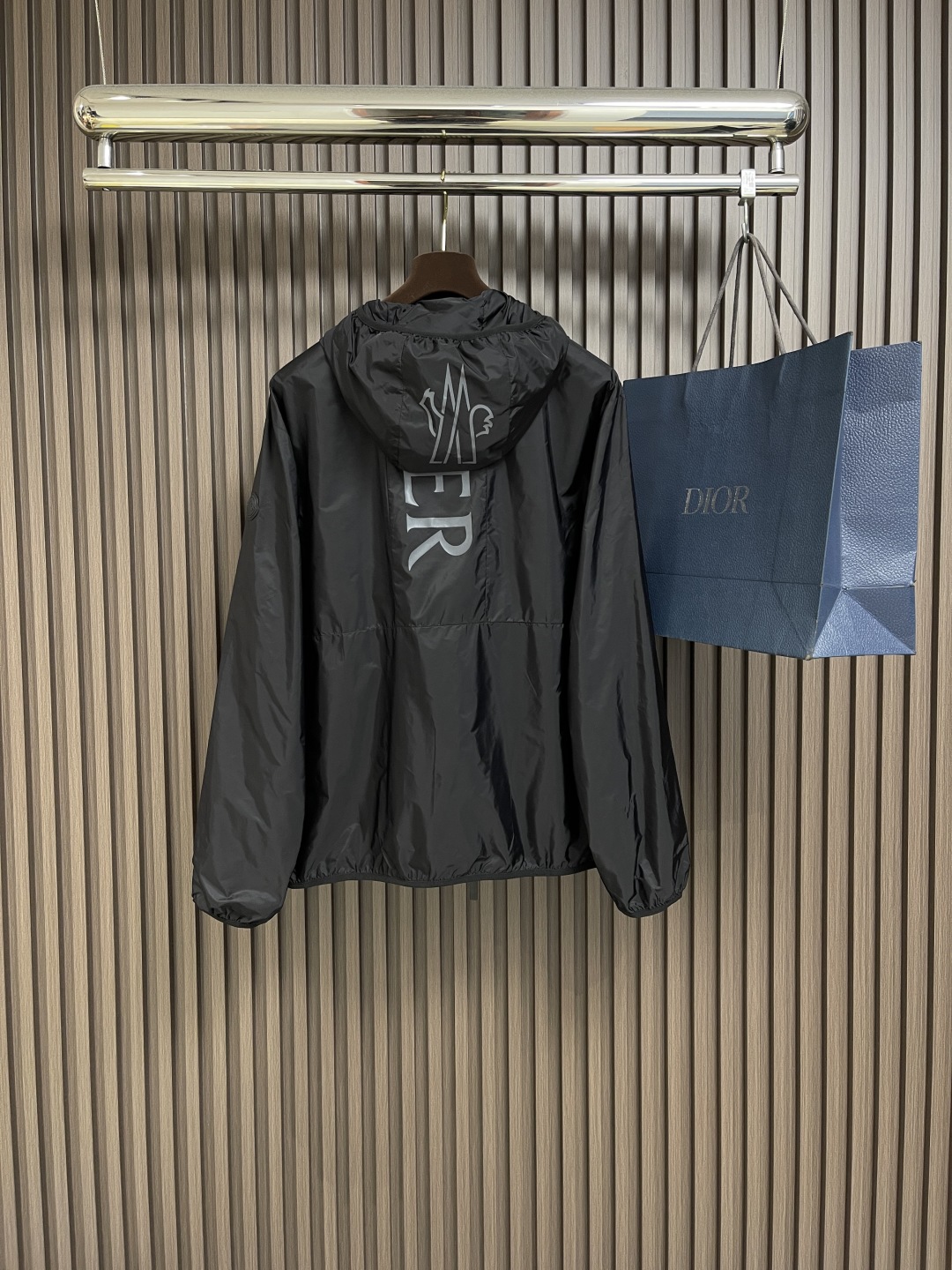 🛒🛒moncler 帽沿印花夹克连帽外套，采用高密度的锦纶制成的轻盈尼龙面料，使其极致的轻量化，同时又极