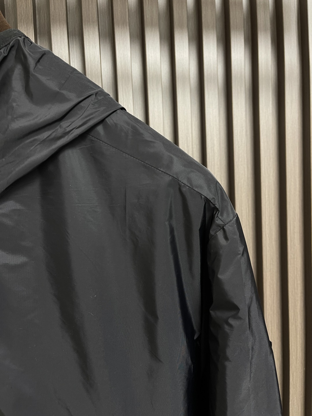 🛒🛒moncler 帽沿印花夹克连帽外套，采用高密度的锦纶制成的轻盈尼龙面料，使其极致的轻量化，同时又极