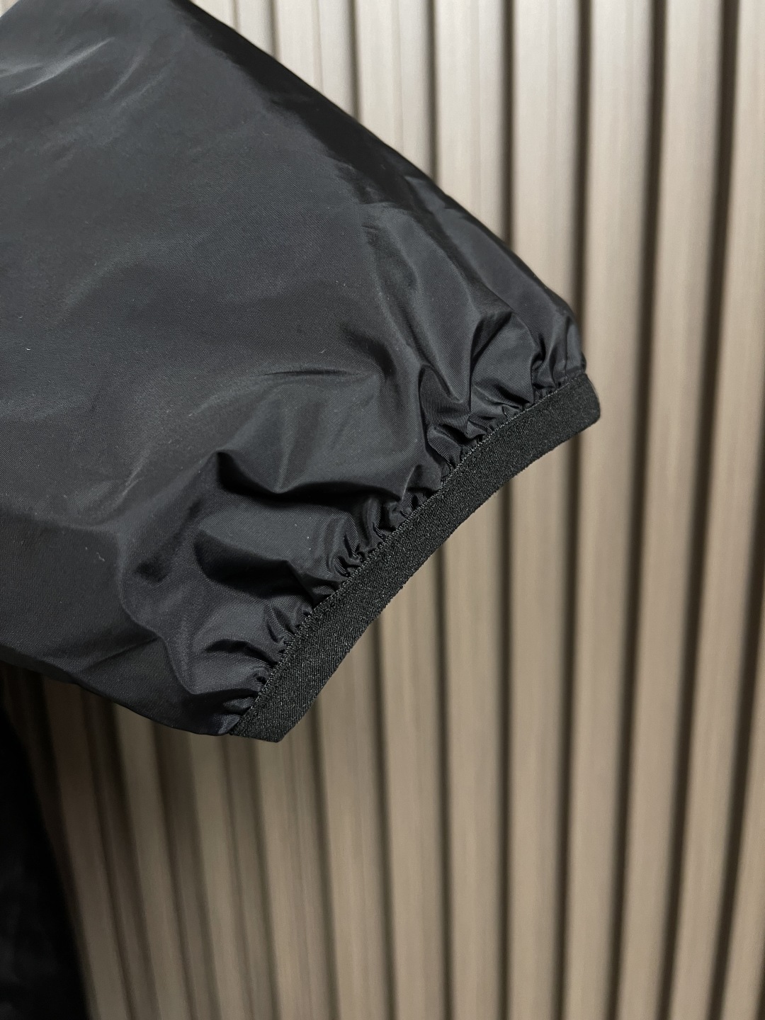 🛒🛒moncler 帽沿印花夹克连帽外套，采用高密度的锦纶制成的轻盈尼龙面料，使其极致的轻量化，同时又极