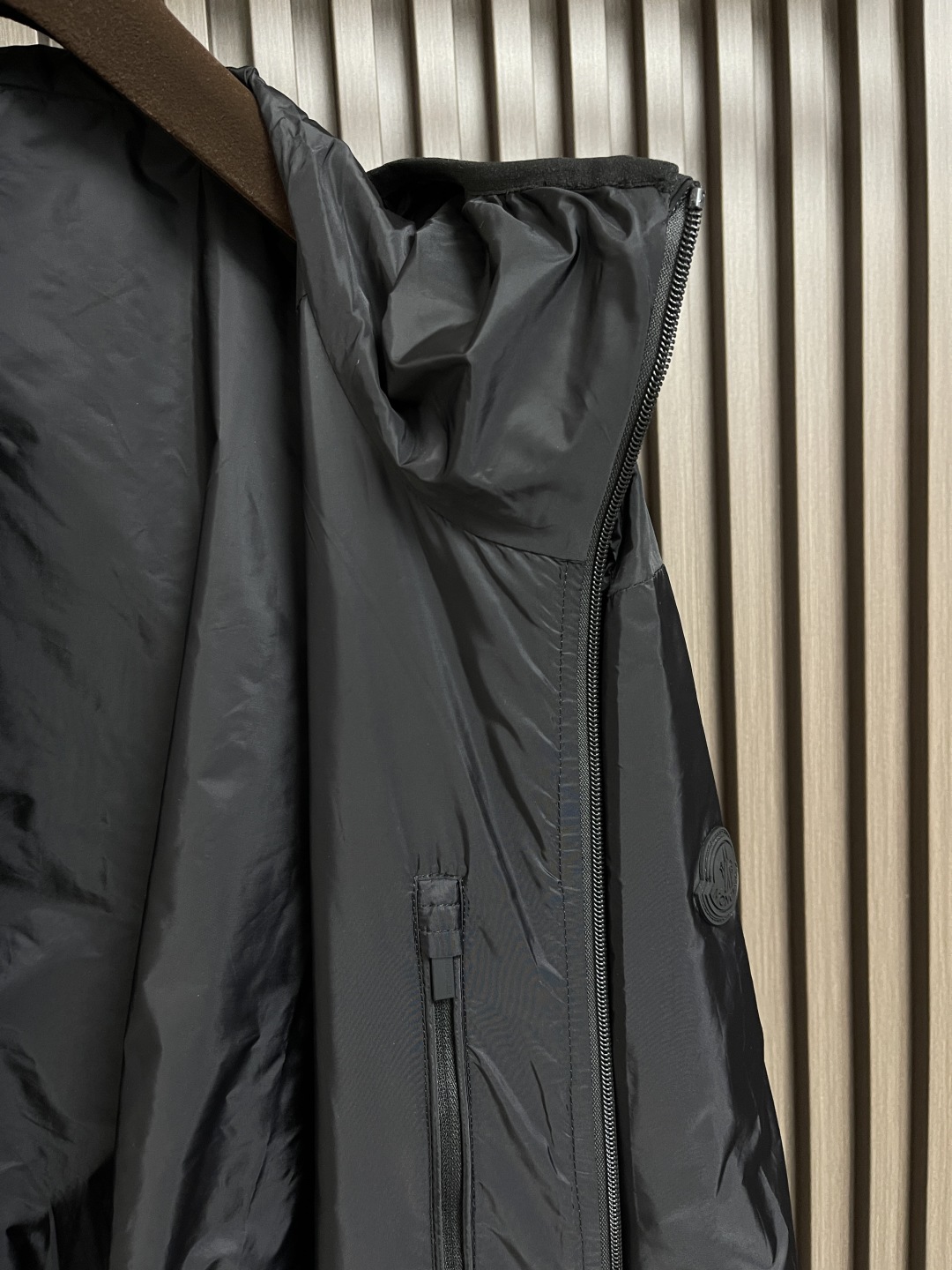 🛒🛒moncler 帽沿印花夹克连帽外套，采用高密度的锦纶制成的轻盈尼龙面料，使其极致的轻量化，同时又极