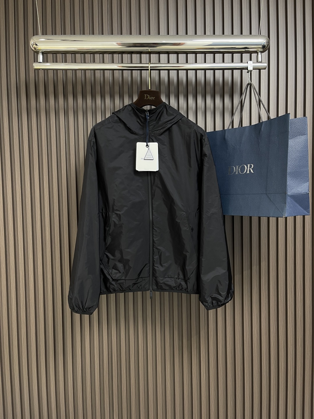 🛒🛒moncler 帽沿印花夹克连帽外套，采用高密度的锦纶制成的轻盈尼龙面料，使其极致的轻量化，同时又极