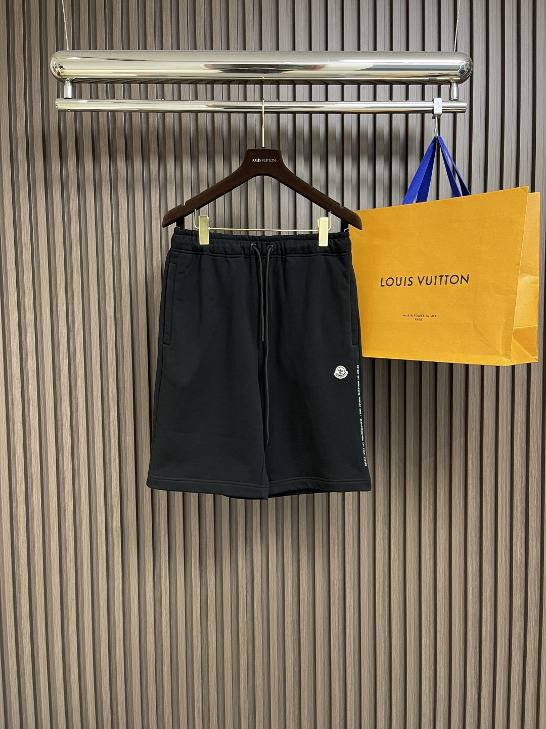 NO:141585,moncler Fujiwara Hiroshi's cotton trim shorts are made of pure cotton. The cotton fleece fabric formed by the surface is soft and delicate, and the fluff is evenly distributed. Use a dot needle to embroider on the back patch pocket. The double-line coiled structure makes the embroidery surface thick and not easy to wear. The seam is hidden on the back of the fabric without messy threads, improving durability and aesthetics. The overall thread is straight and delicate, the fabric is comfortable and soft, and the color is consistent and there is no color difference. It can be matched with the same style to create a fashionable look, control various occasions, customize auxiliary materials, complete three standards, and the same style for men and women!  Size S-XL, christian louboutin, shorts, alexander wang19860909moncler 藤原浩联名棉质饰章短裤,采用纯棉打造,表面经过起绒处理之后形成的棉质抓绒面料,其触感柔软细腻,绒毛分布均匀.运用盘线点针绣花绣于后贴袋上,双线盘绕结构使绣面厚实,不易磨损,缝线隐藏于布料背面,无杂乱线头,提升耐用性和美观性.整体走线平直细腻,面料舒适柔软,颜色一致无色差 能与同款搭配营造时尚造型,驾驭各种场合,定制辅料,三标齐全,男女同款！尺码S-XL,,christian louboutin,shorts,alexander wang,Men's clothing