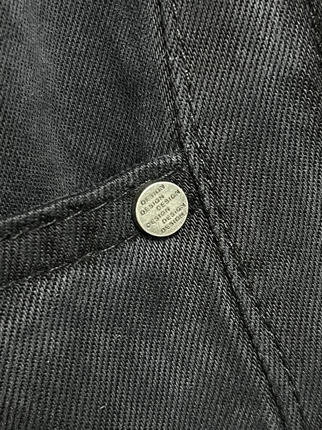 🛒🛒ysl 重工水洗做旧阔腿牛仔裤，这条ysl黑色阔腿牛仔裤，以先锋设计重塑经典丹宁格调。宽松阔腿版型释