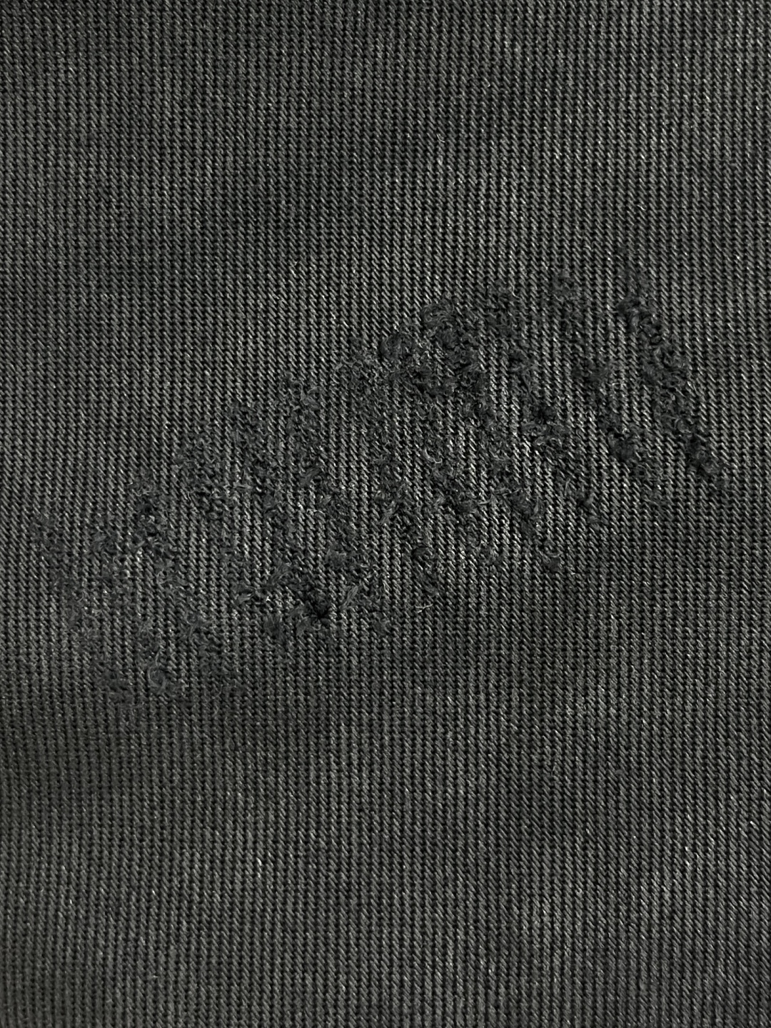🛒🛒ysl 重工水洗做旧阔腿牛仔裤，这条ysl黑色阔腿牛仔裤，以先锋设计重塑经典丹宁格调。宽松阔腿版型释
