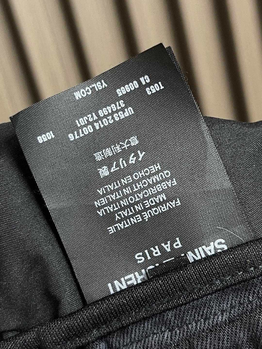 🛒🛒ysl 重工水洗做旧阔腿牛仔裤，这条ysl黑色阔腿牛仔裤，以先锋设计重塑经典丹宁格调。宽松阔腿版型释