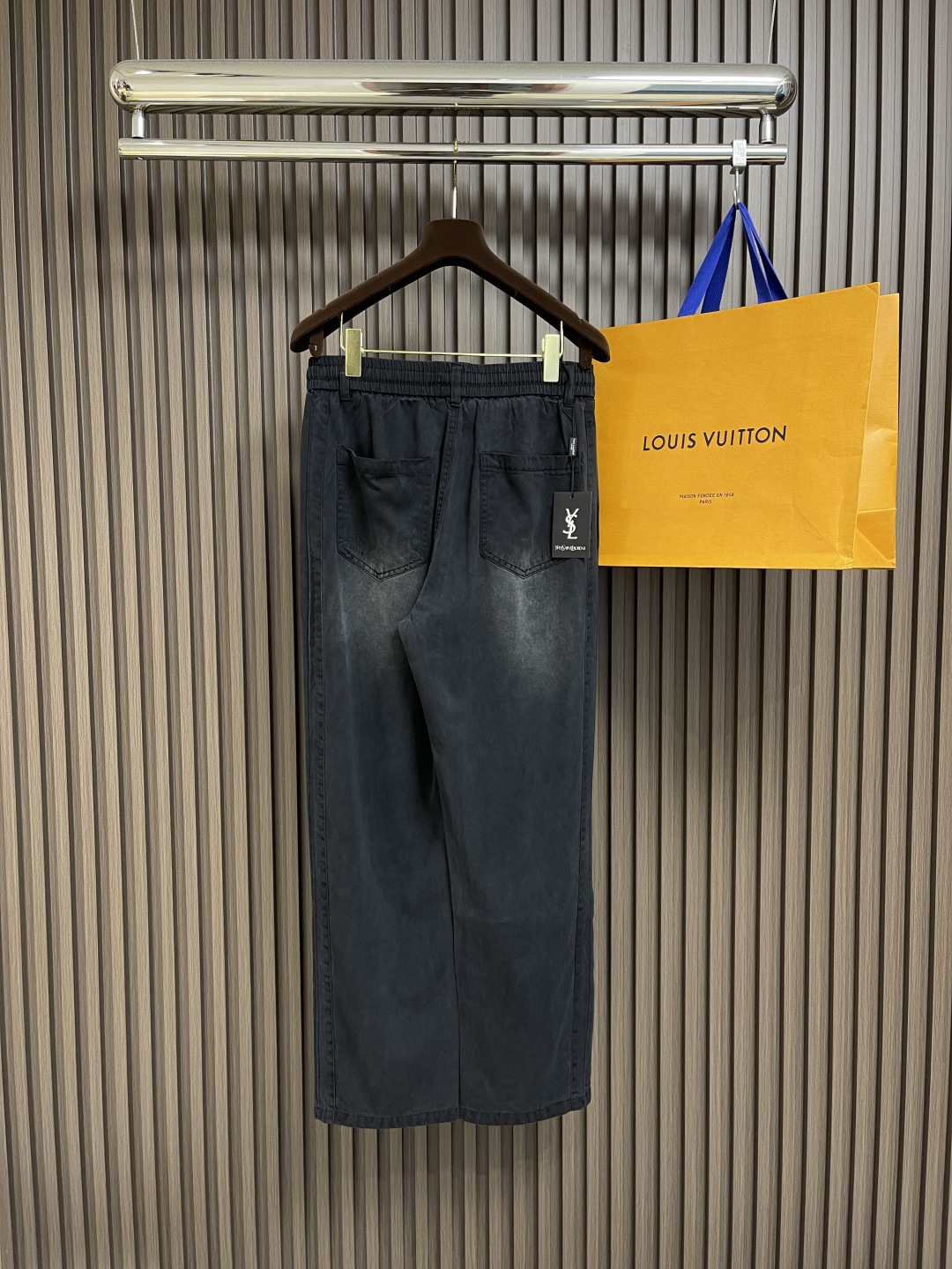 🛒🛒ysl 重工水洗做旧阔腿牛仔裤，这条ysl黑色阔腿牛仔裤，以先锋设计重塑经典丹宁格调。宽松阔腿版型释
