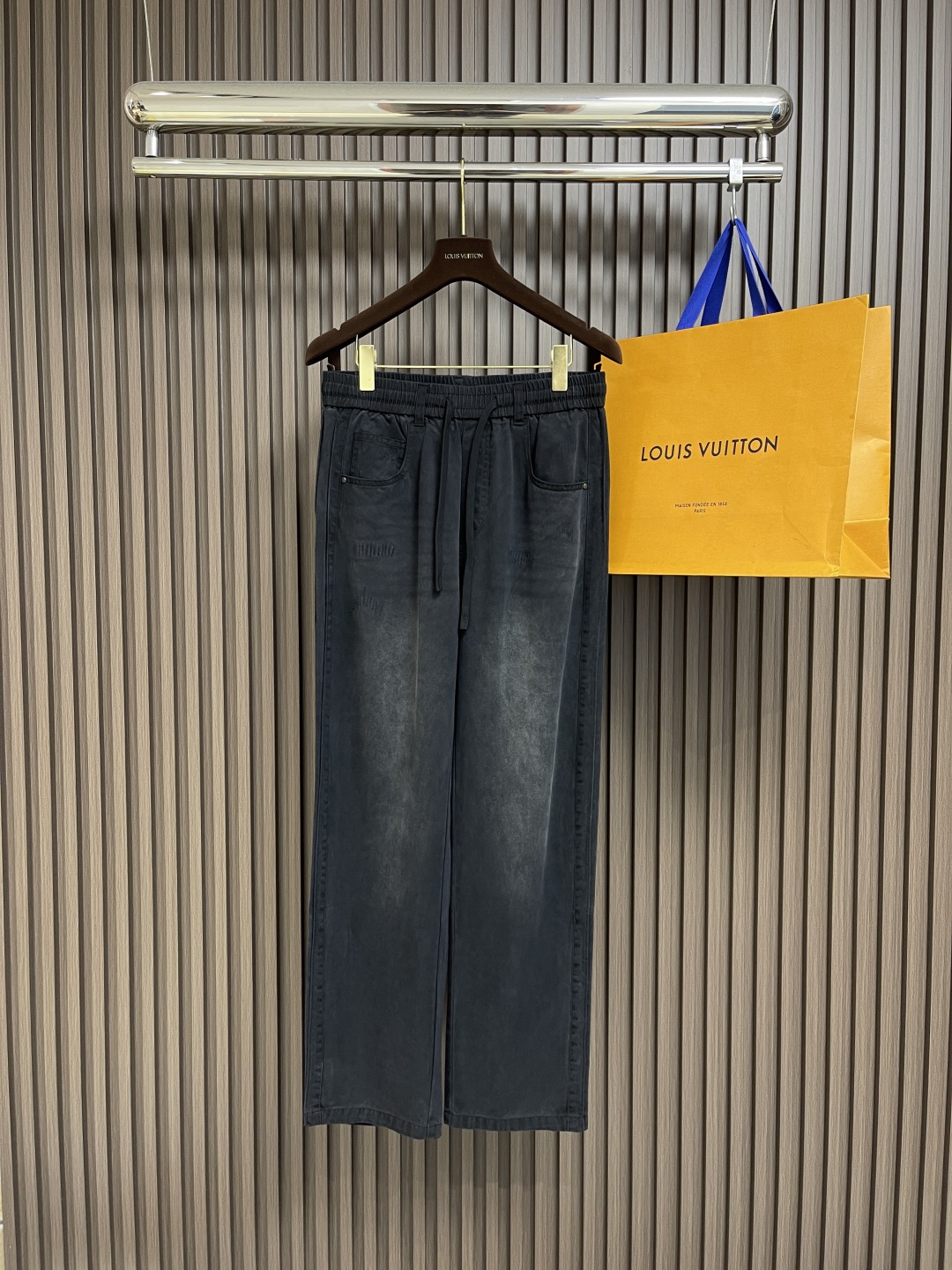 🛒🛒ysl 重工水洗做旧阔腿牛仔裤，这条ysl黑色阔腿牛仔裤，以先锋设计重塑经典丹宁格调。宽松阔腿版型释