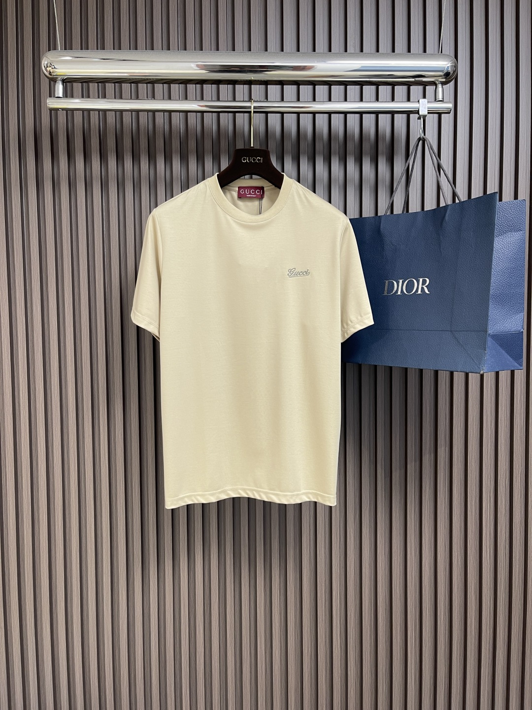 NO:141571,GUCCI milk tea letter logo embroidered short-sleeved T-shirt, encountering gentleness and style. This milk tea short-sleeved short-sleeved outlines the high-end atmosphere with low saturation tones, with a lazy and noble feeling. The classic guc** logo is presented with exquisite embroidery, which exudes the brand charm in the body of the clothes in a low-key manner, and the details of the neckline label also show the Italian craft style. Selected cotton fabrics are soft and skin-friendly, and breathable textures give you a comfortable experience in wearing. Whether it is matched with casual jeans or light business styles, it can easily interpret the elegant texture, allowing daily outfits to hide luxury ingenuity. The same style for men and women. Size XS-L, gucci, jeans, T-shirt, tees, t-shirt, alexander wang19860909GUCCI 奶茶色字母logo刺绣短袖T恤,邂逅温柔与格调,这款奶茶色短袖以低饱和色调勾勒高级氛围,自带慵懒贵气感.经典guc*＊标识以精致刺绣呈现,于衣身低调绽放品牌魅力,领口标签细节亦彰显意式工艺格调.精选棉质面料,触感柔软亲肤,透气肌理赋予穿着舒适体验,无论是搭配休闲牛仔裤,还是融入轻商务造型,都能轻松诠释优雅质感,让日常穿搭亦藏藏奢品匠心.男女同款.尺码XS-L,,gucci,jeans,T-shirt,tees，t-shirt,alexander wang,Men's clothing