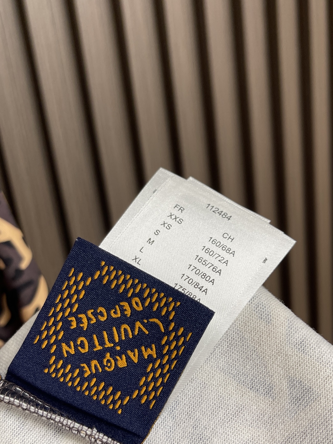🛒🛒LV 2025ss数码直喷绘画皮标短袖t恤，采用32s纯棉双纱平纹面料，克重280g，亲肤持久保型，