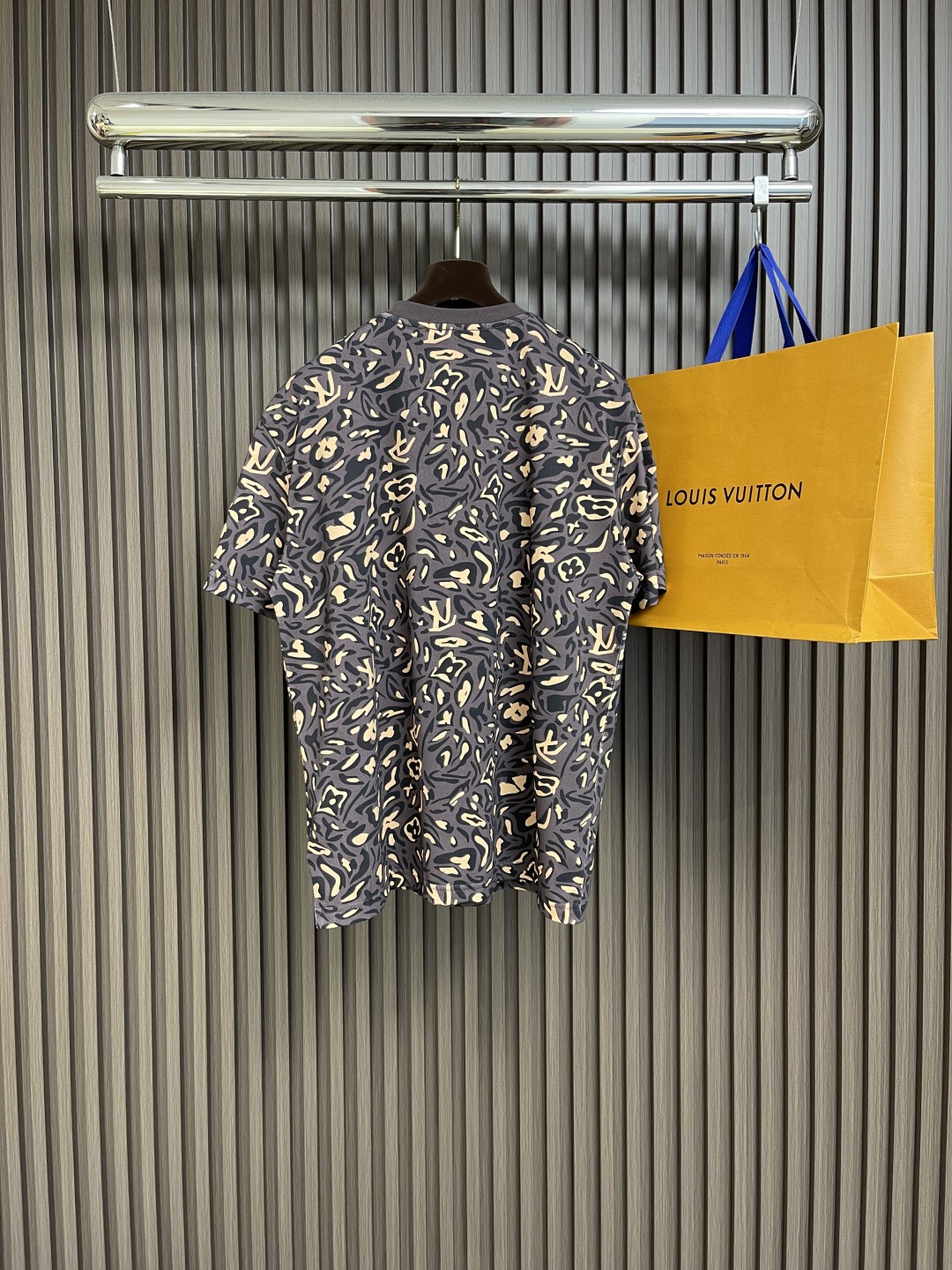 🛒🛒LV 2025ss数码直喷绘画皮标短袖t恤，采用32s纯棉双纱平纹面料，克重280g，亲肤持久保型，