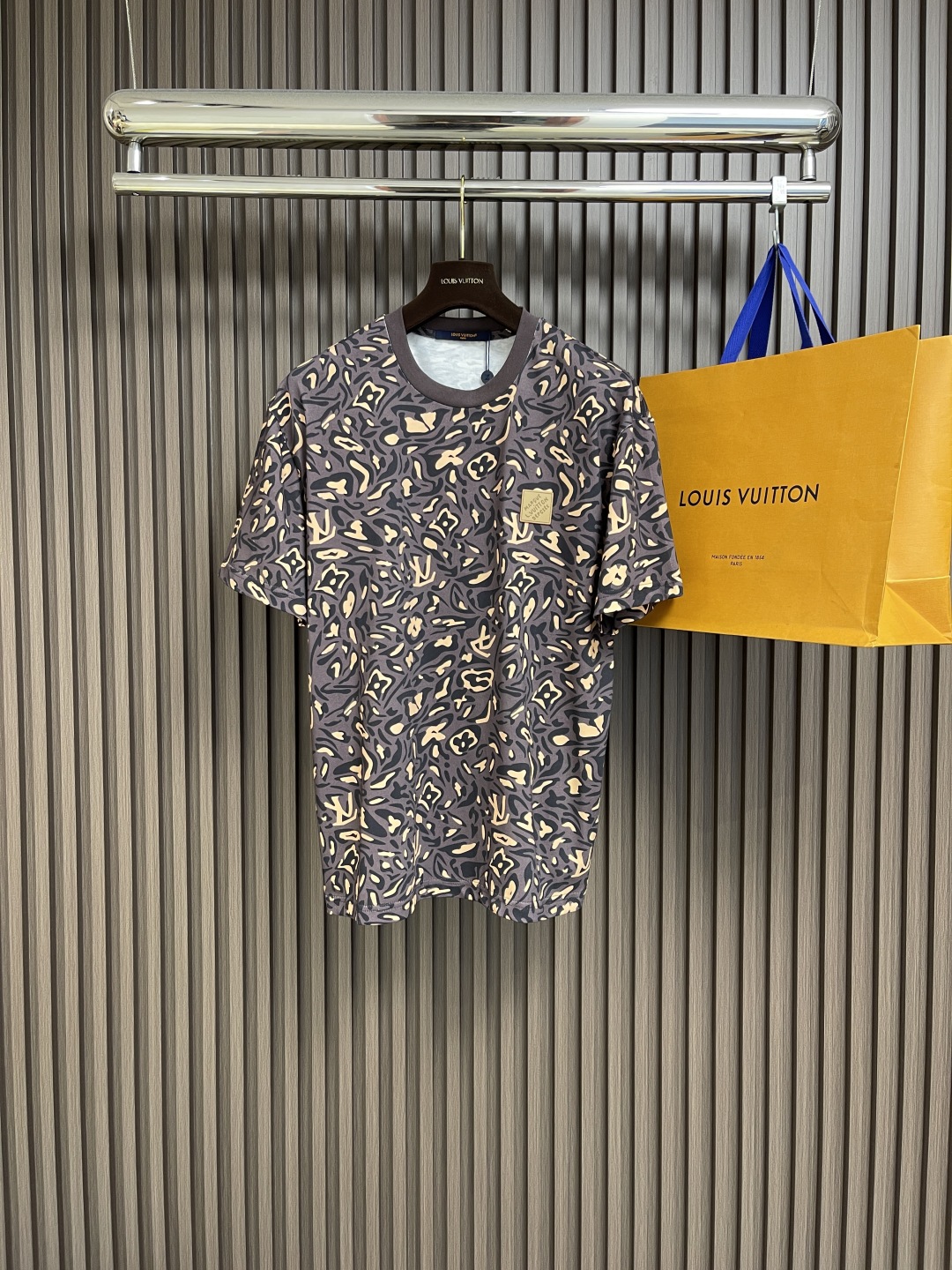 🛒🛒LV 2025ss数码直喷绘画皮标短袖t恤，采用32s纯棉双纱平纹面料，克重280g，亲肤持久保型，