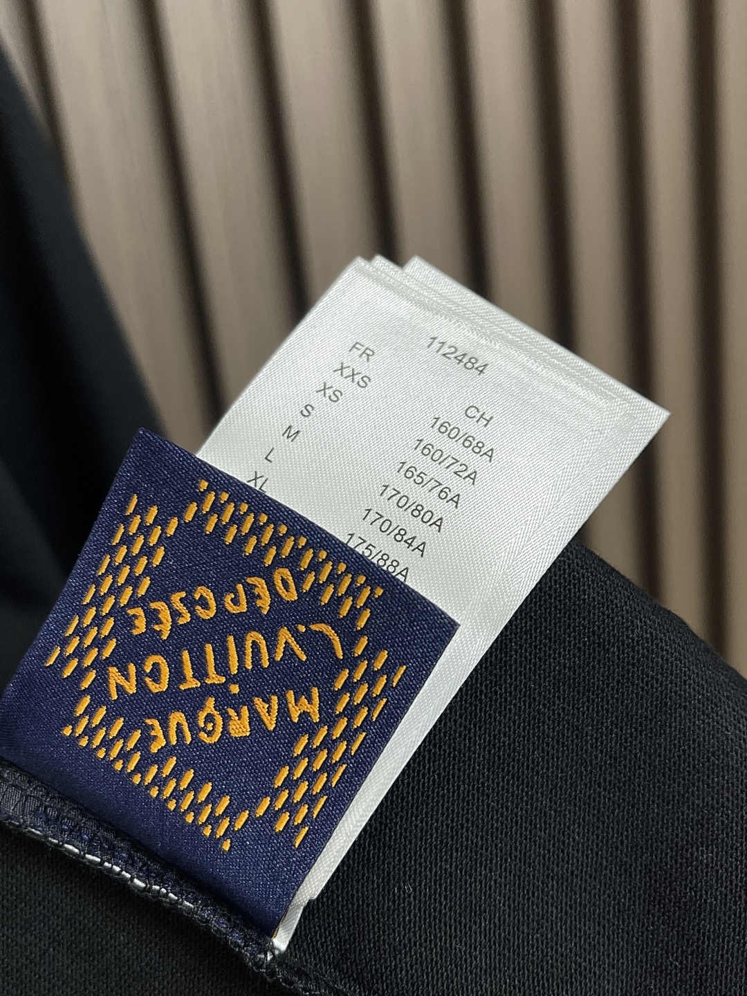 🛒🛒LV 四叶草印花烫钻短袖T恤，面料采用32支精疏棉双纱面料，四叶草高温烫钻图案，整体走线平直细腻，面