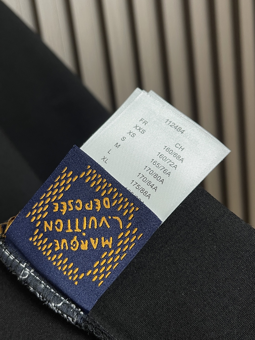 一套🛒🛒
LV 烫钻针织短袖T恤短裤套装，采用定制冰氧潮棉混纺330克，高温烫钻，进口刺绣，面料酵洗，高