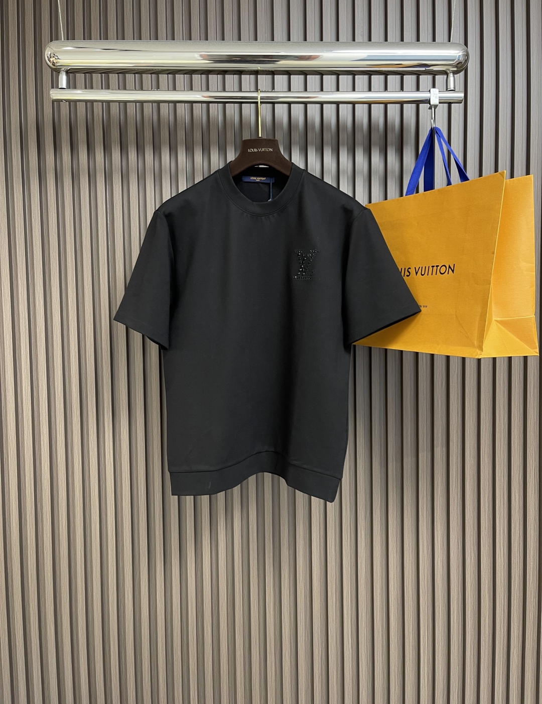 一套🛒🛒
LV 烫钻针织短袖T恤短裤套装，采用定制冰氧潮棉混纺330克，高温烫钻，进口刺绣，面料酵洗，高