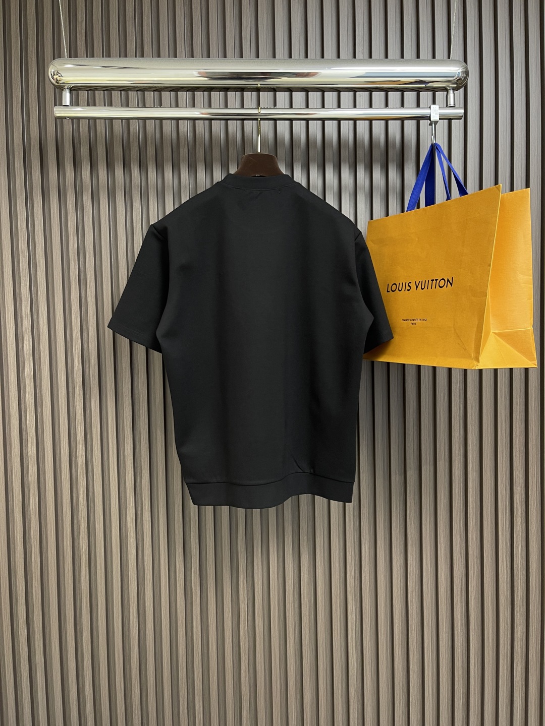 一套🛒🛒
LV 烫钻针织短袖T恤短裤套装，采用定制冰氧潮棉混纺330克，高温烫钻，进口刺绣，面料酵洗，高