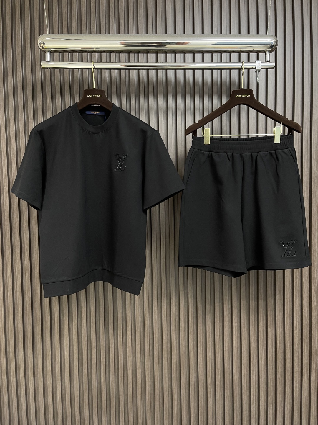 一套🛒🛒
LV 烫钻针织短袖T恤短裤套装，采用定制冰氧潮棉混纺330克，高温烫钻，进口刺绣，面料酵洗，高
